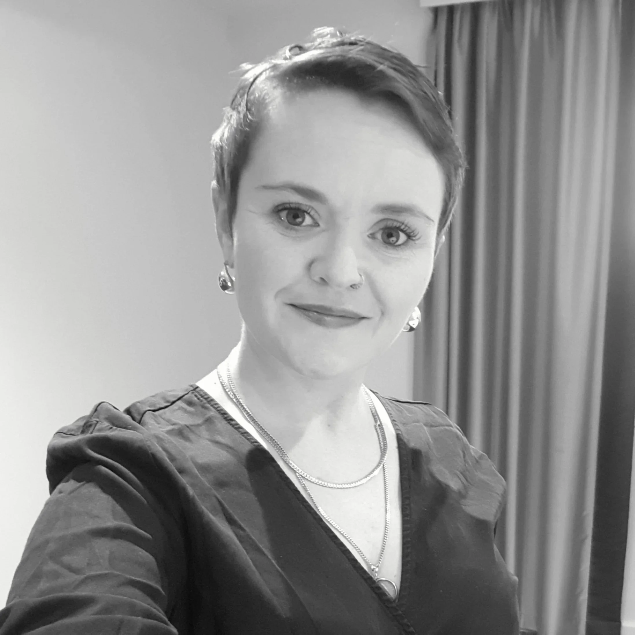 Portrait of Dr Ruth Abisset, doctor of chiropractic from Sona Chiropractic in Kirriemuir, Angus