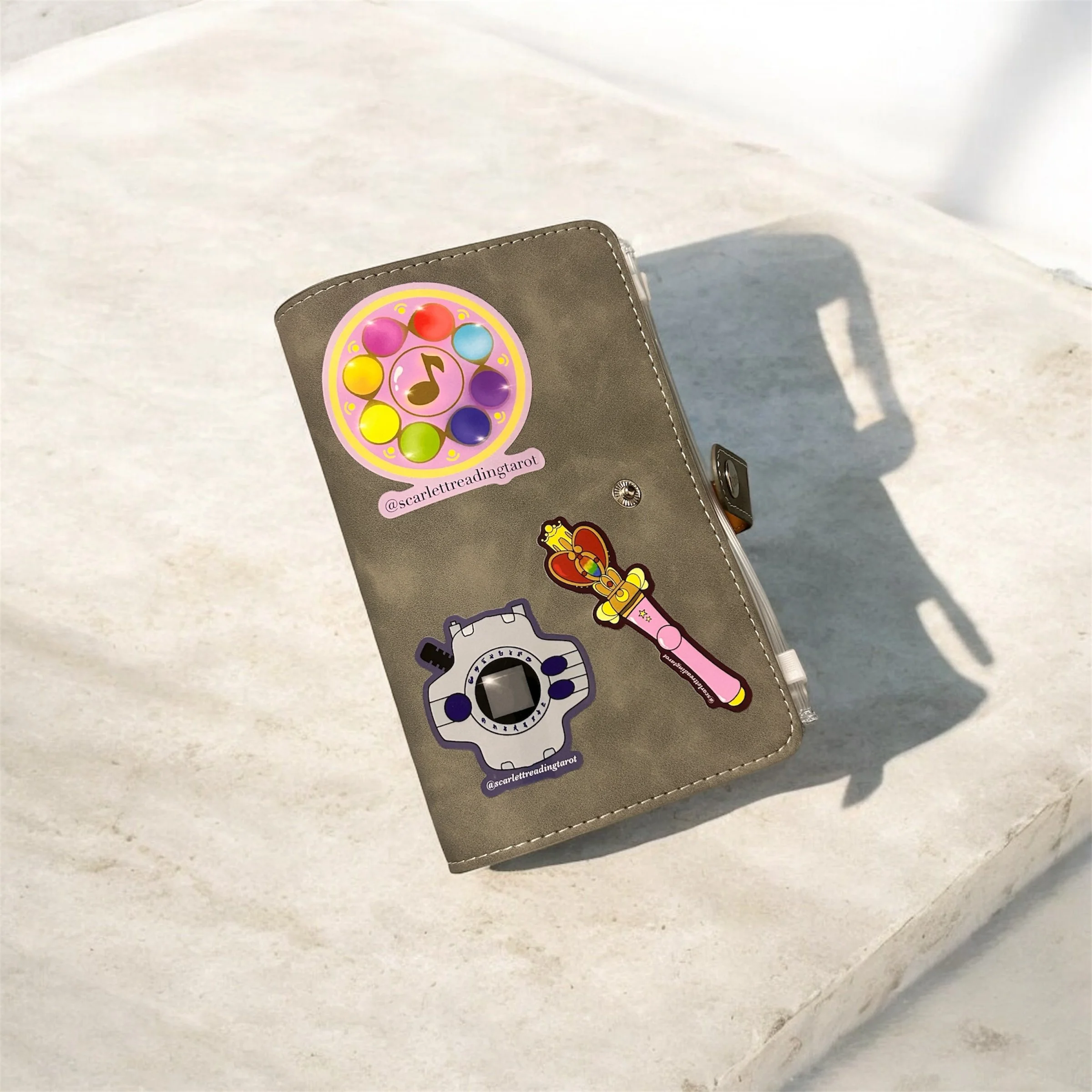 bundle foto scarlett reading tarot.jpg