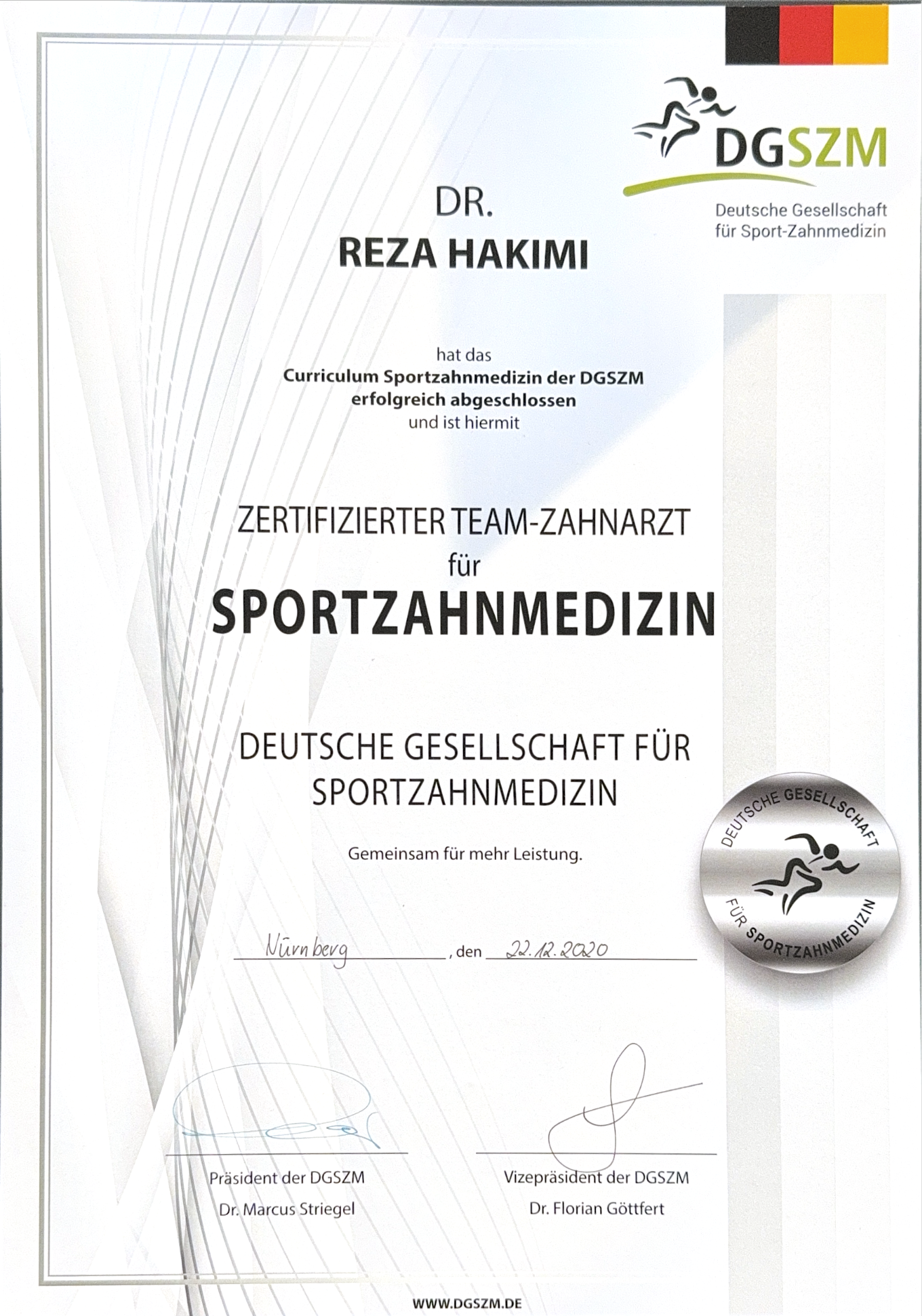 Zertifikat von der Deutschen Gesellschaft für Sport-Zahnmedizin, ausgestellt an Dr. Reza Hakimi, datiert auf den 22.12.2020, mit Logo und Unterschriften.