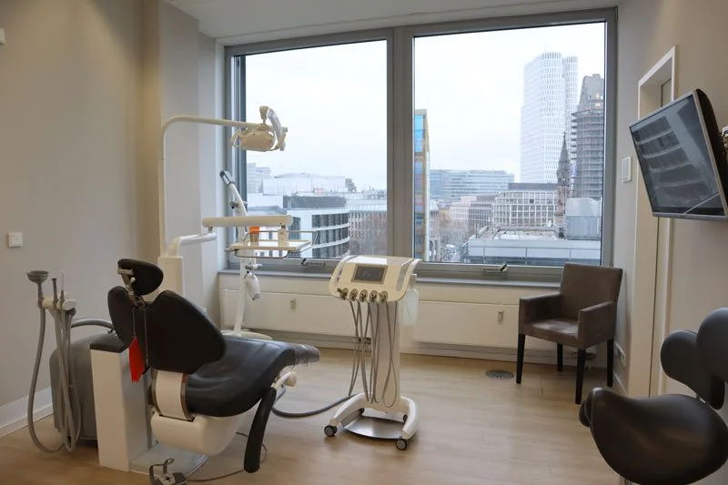 Modernes Behandlungszimmer der Zahnarztpraxis Dr. Hakimi in Berlin mit Blick auf die Gedächtniskirche