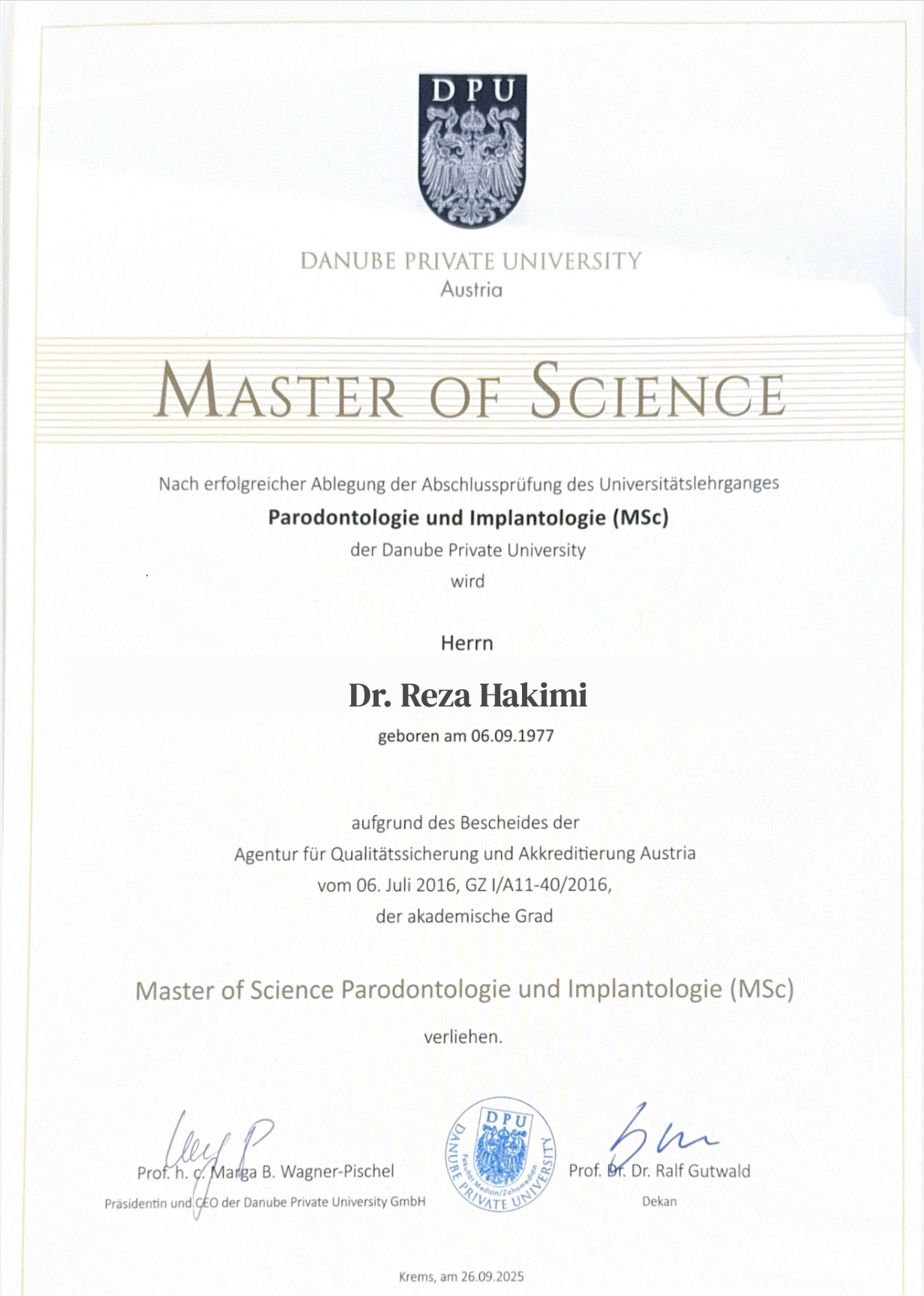 Zeugnis für den Master of Science in Parodontologie und Implantologie von der Danube Private University, Austria, verliehen an Dr. Reza Hakimi, ausgestellt am 26.09.2025.