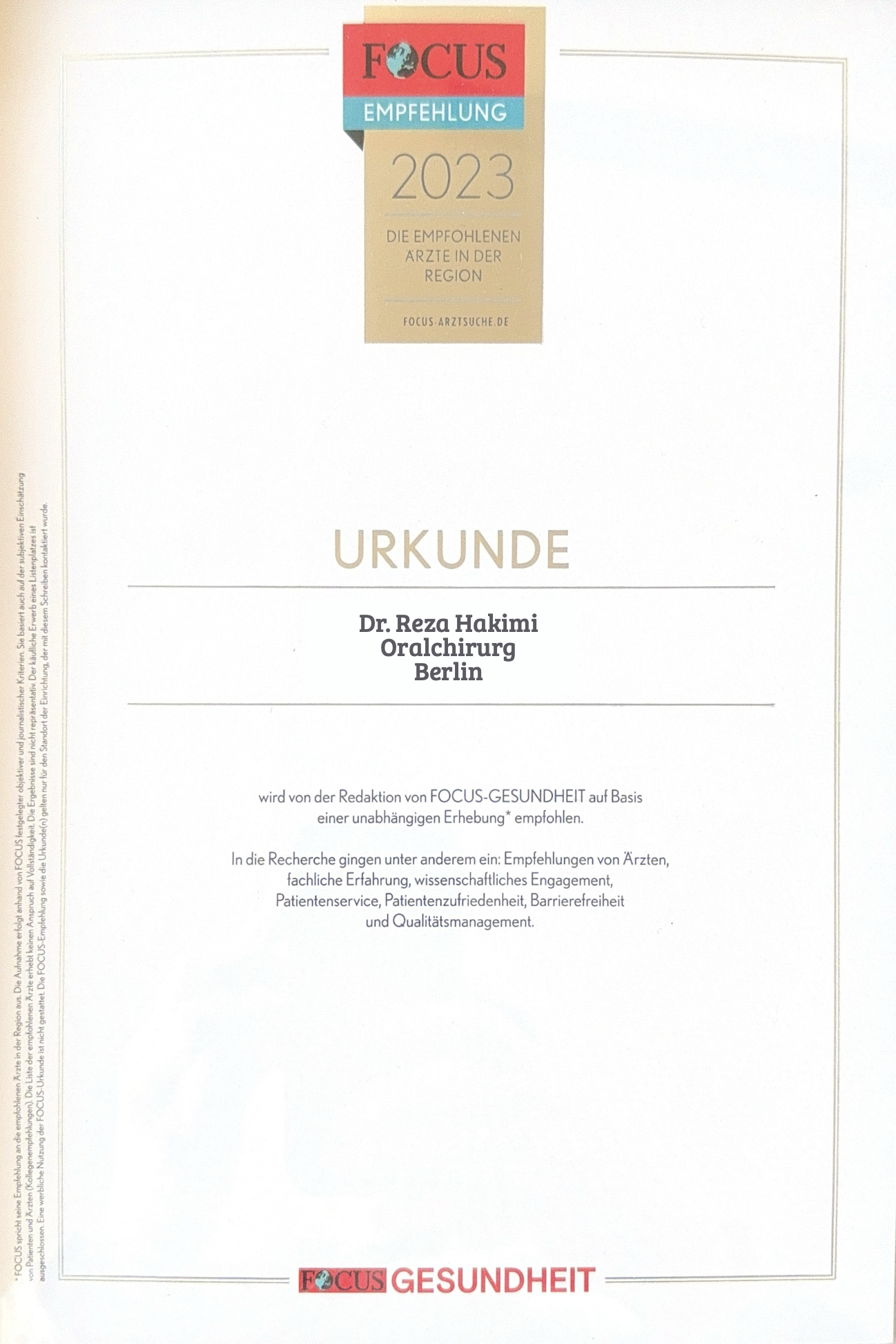 Urkunde für Dr. Reza Hakimi, Oralchirurg in Berlin, von der Zeitschrift Focus Gesundheit 2023. Das Zertifikat wird von der Redaktion empfohlen und basiert auf einer unabhängigen Umfrage mit Empfehlungen von Ärzten, Erfahrung, Engagement, Patientenservice, Zufriedenheit, Barrierefreiheit und Qualitätsmanagement.