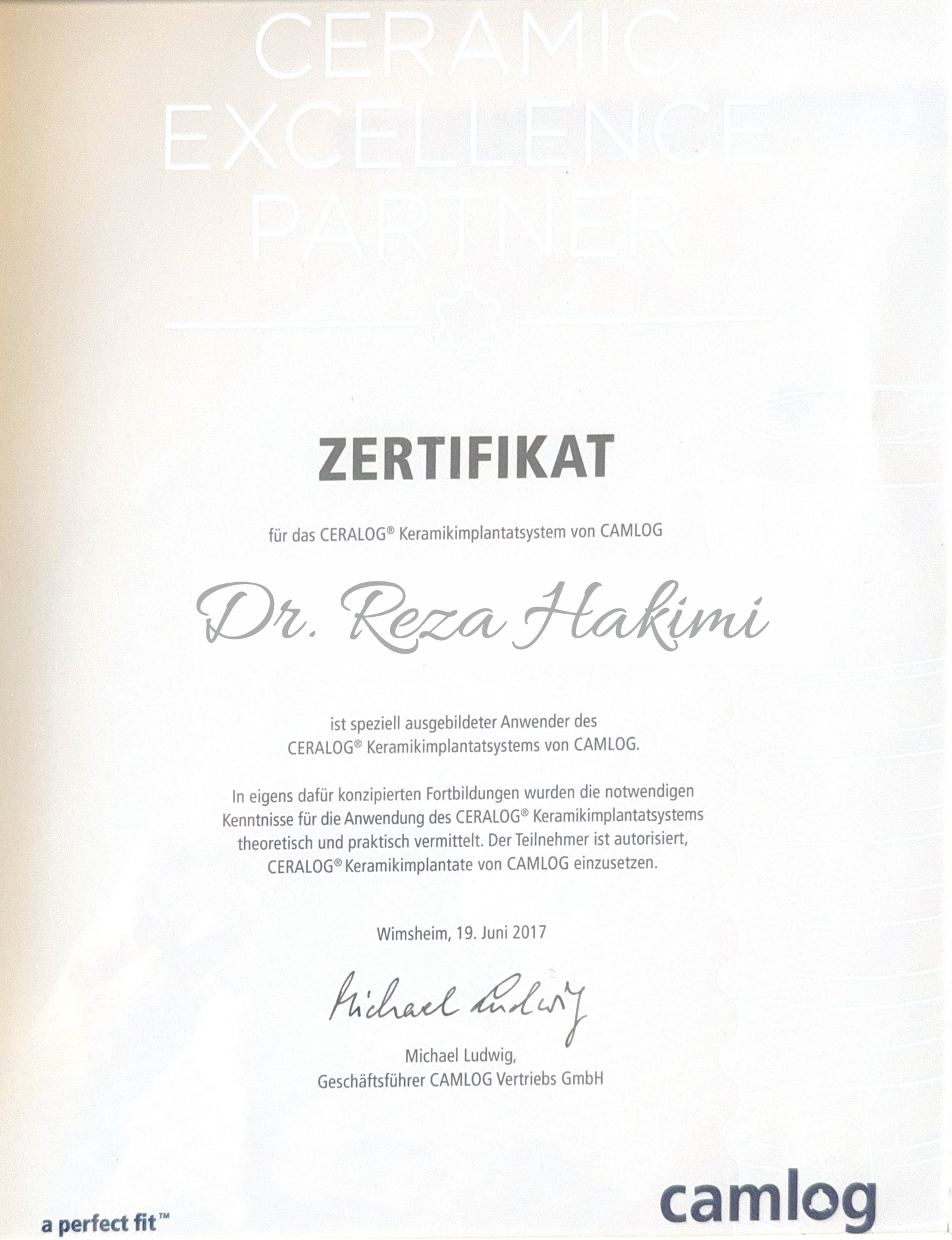 Zertifikat für Dr. Reza Hakimi, ausgestellt am 19. Juni 2017, von CAMLOG für die Anwendung des CERALOG Keramikimplantatsystems, unterschrieben von Michael Ludwig.