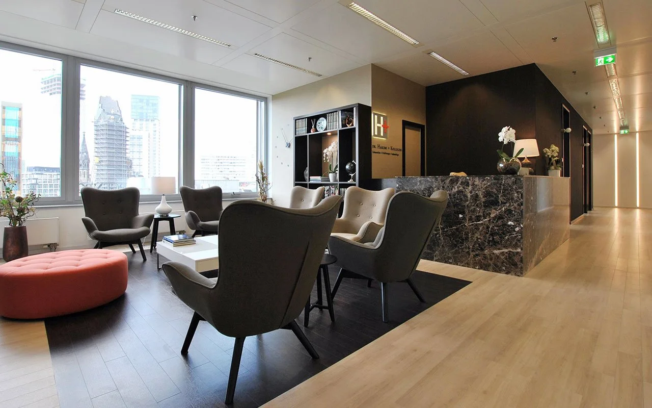 Komfortabler Lounge-Wartebereich mit moderner Einrichtung