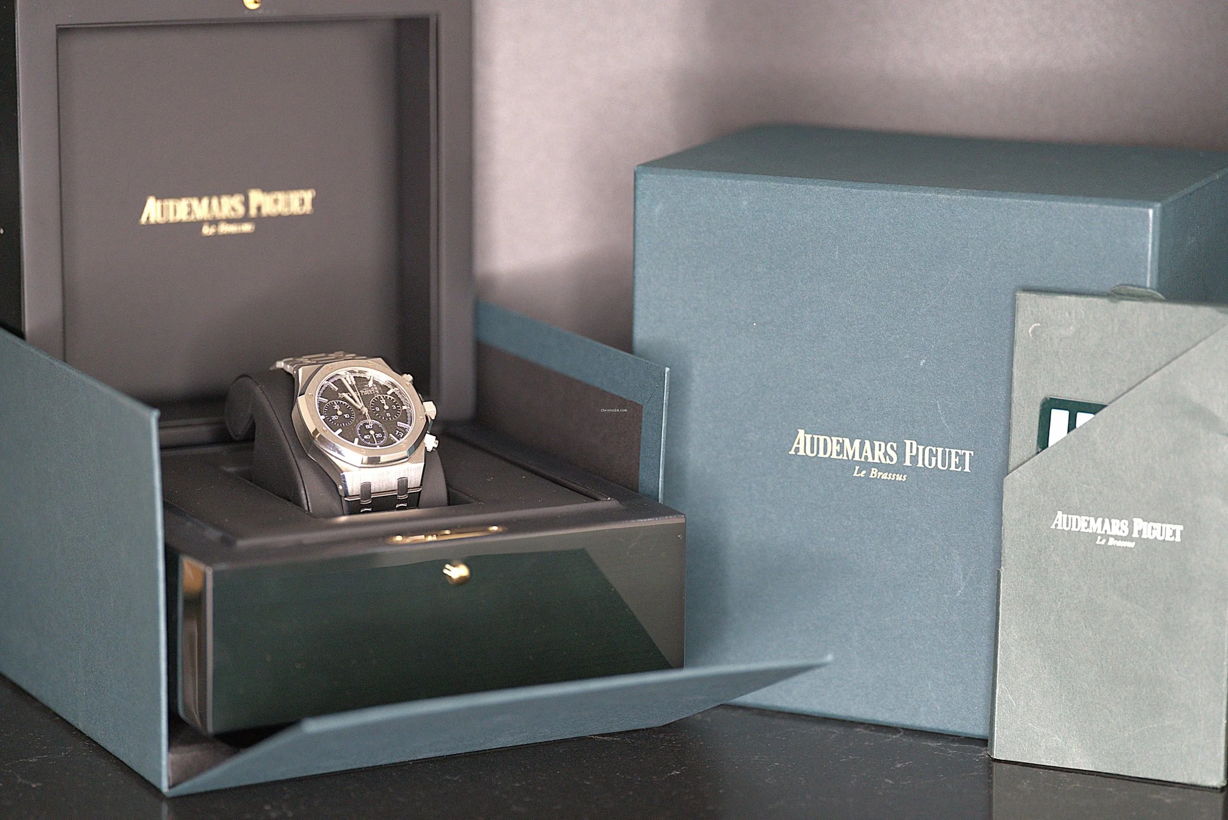 10_Audemars_Pciguet_Royal_Oak_Chronograph_26240ST_Bla.jpg