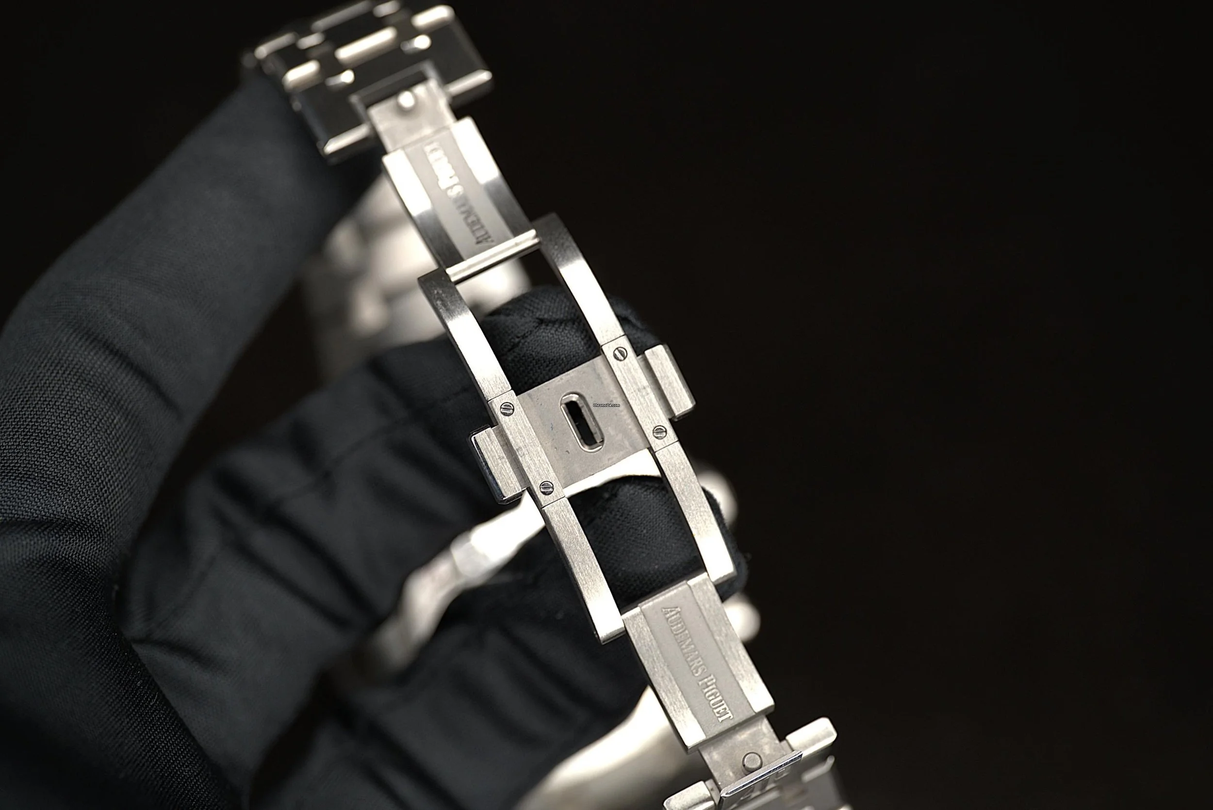 08_Audemars_Pciguet_Royal_Oak_Chronograph_26240ST_Bla.jpg