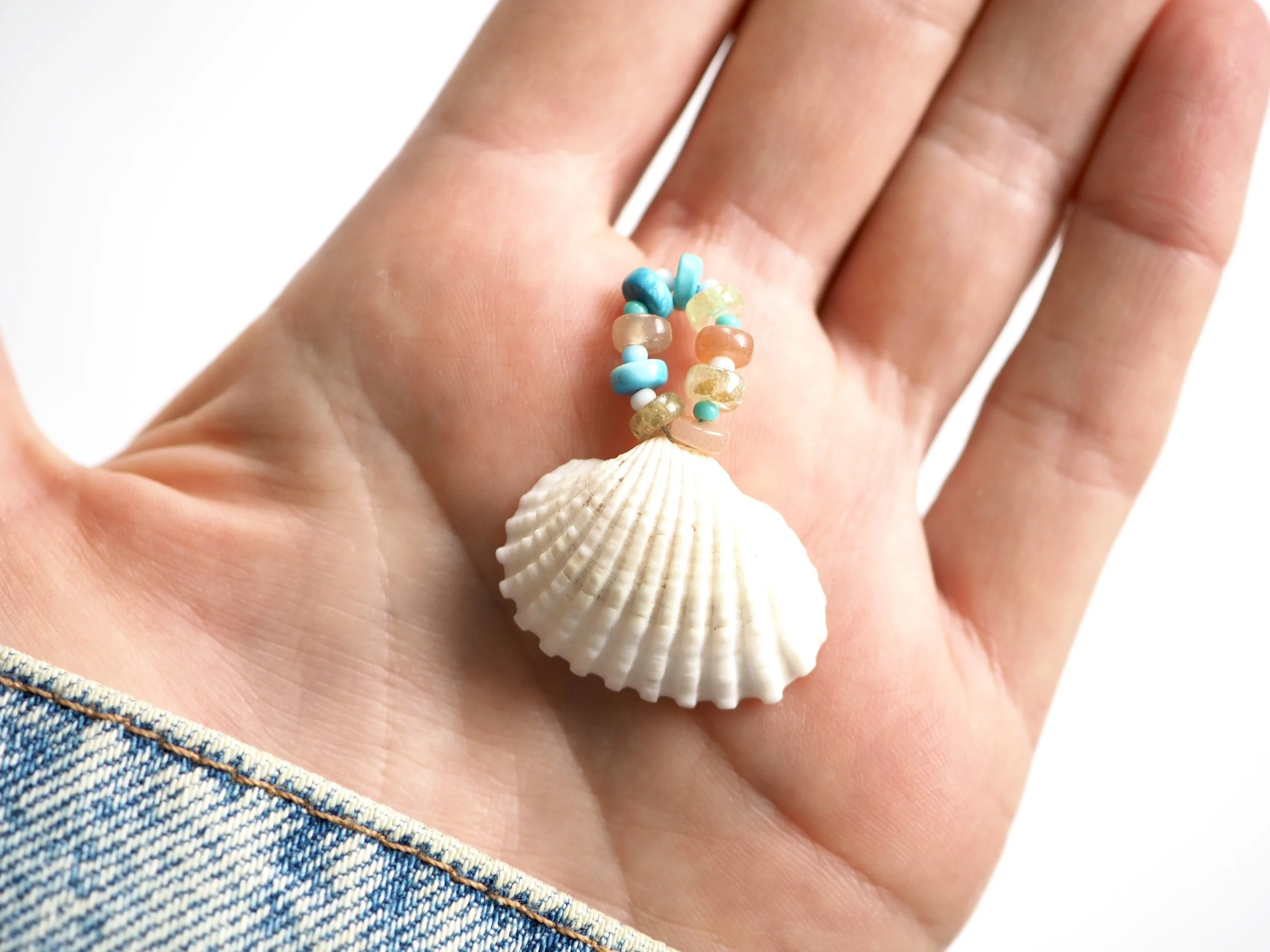 Melty Creamドーナツブレスレット Meg Shell Pendant with Agate Bail – Handmade in Canada by Bunny