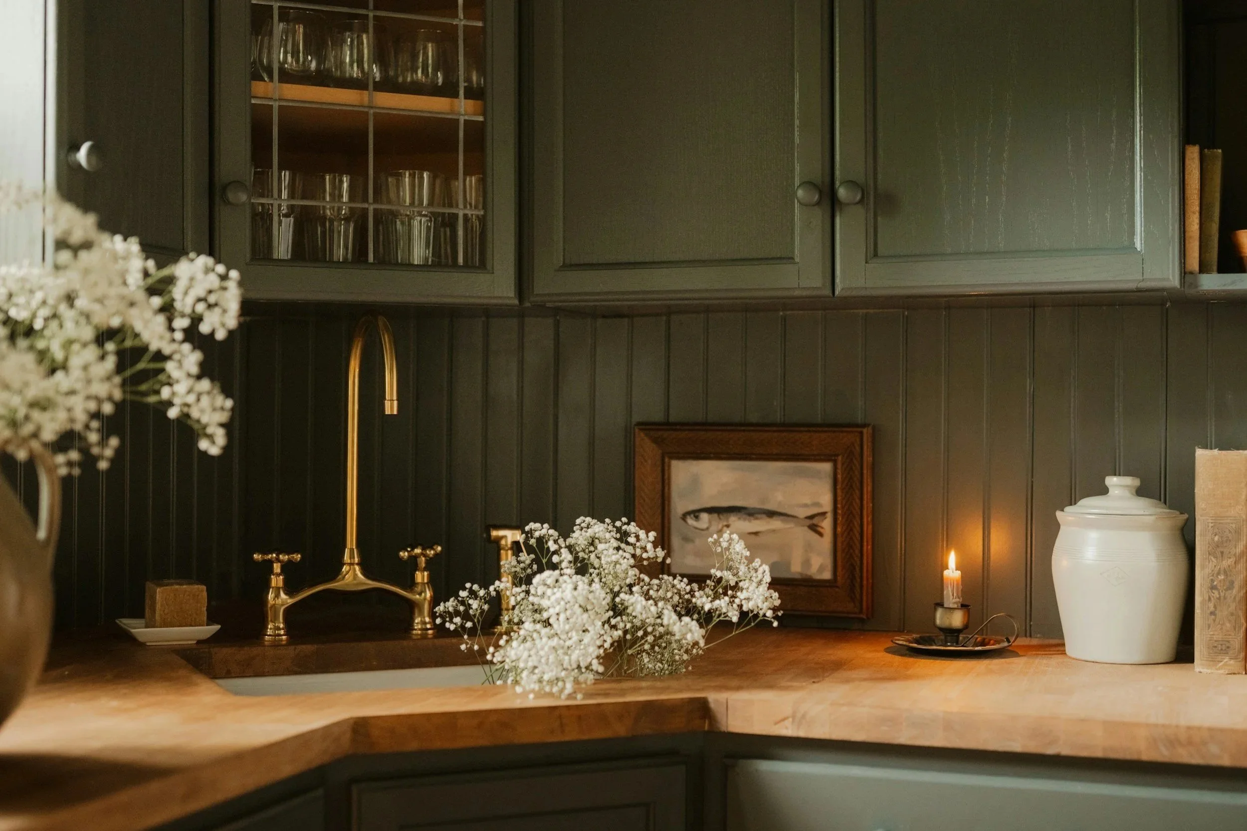 A green, cozy kitchen with for the "soup" decorative card.