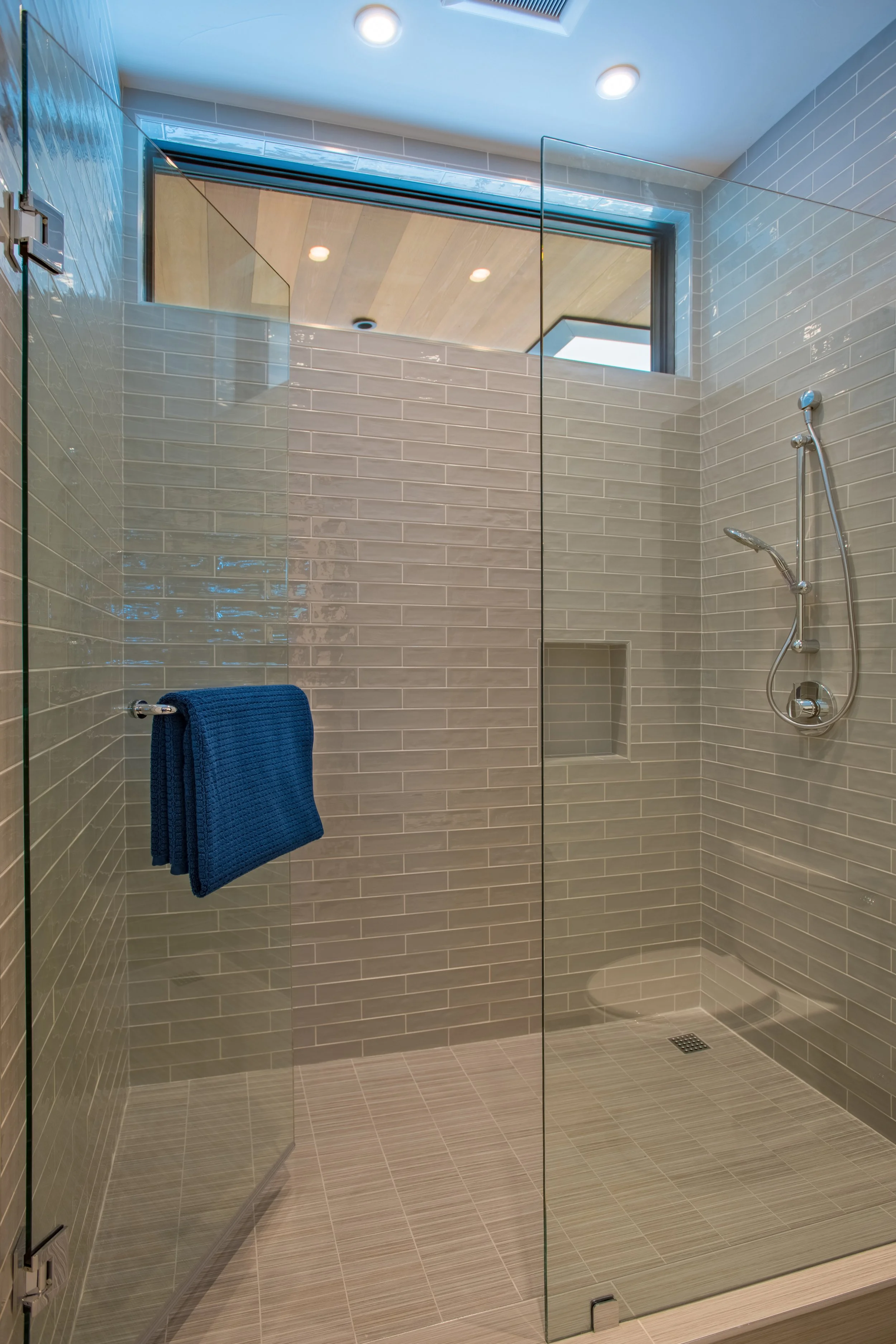 A spec vacation home in a mountain modern style was designed to entertain in the mountains of Lake Tahoe in Truckee, California year-round.