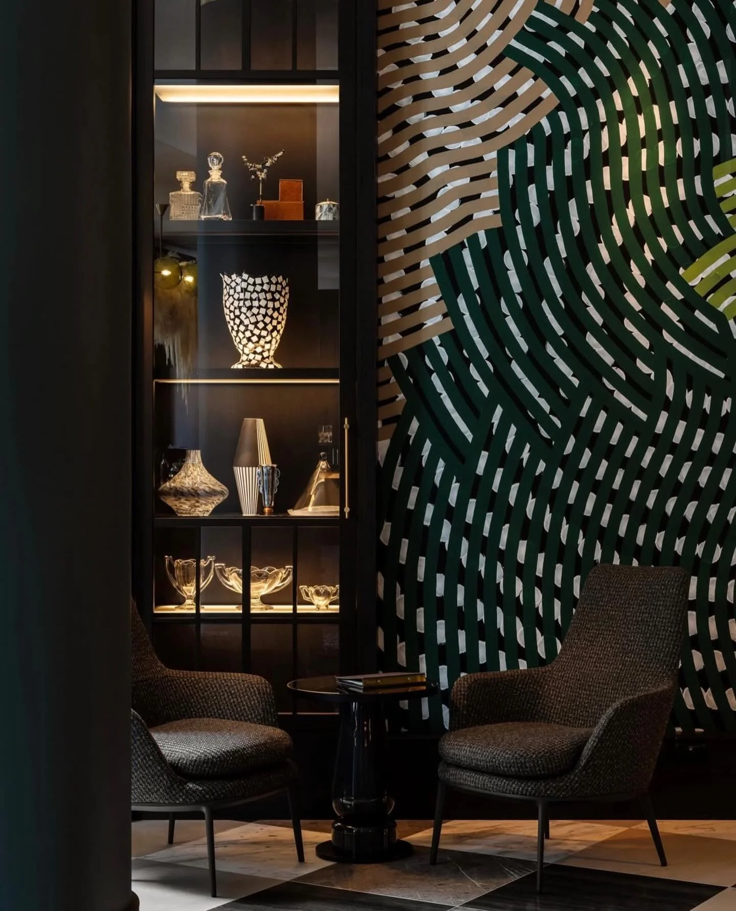 McRae Bar at Capella Sydney. A former government building turned bar. Creating a blend of old and new showcasing a hand painted mural by Otis Hope Carey. 

Design by @barstudio_ 

#australianxontemporaryart #contemporaryart #indigenousart #interiorde