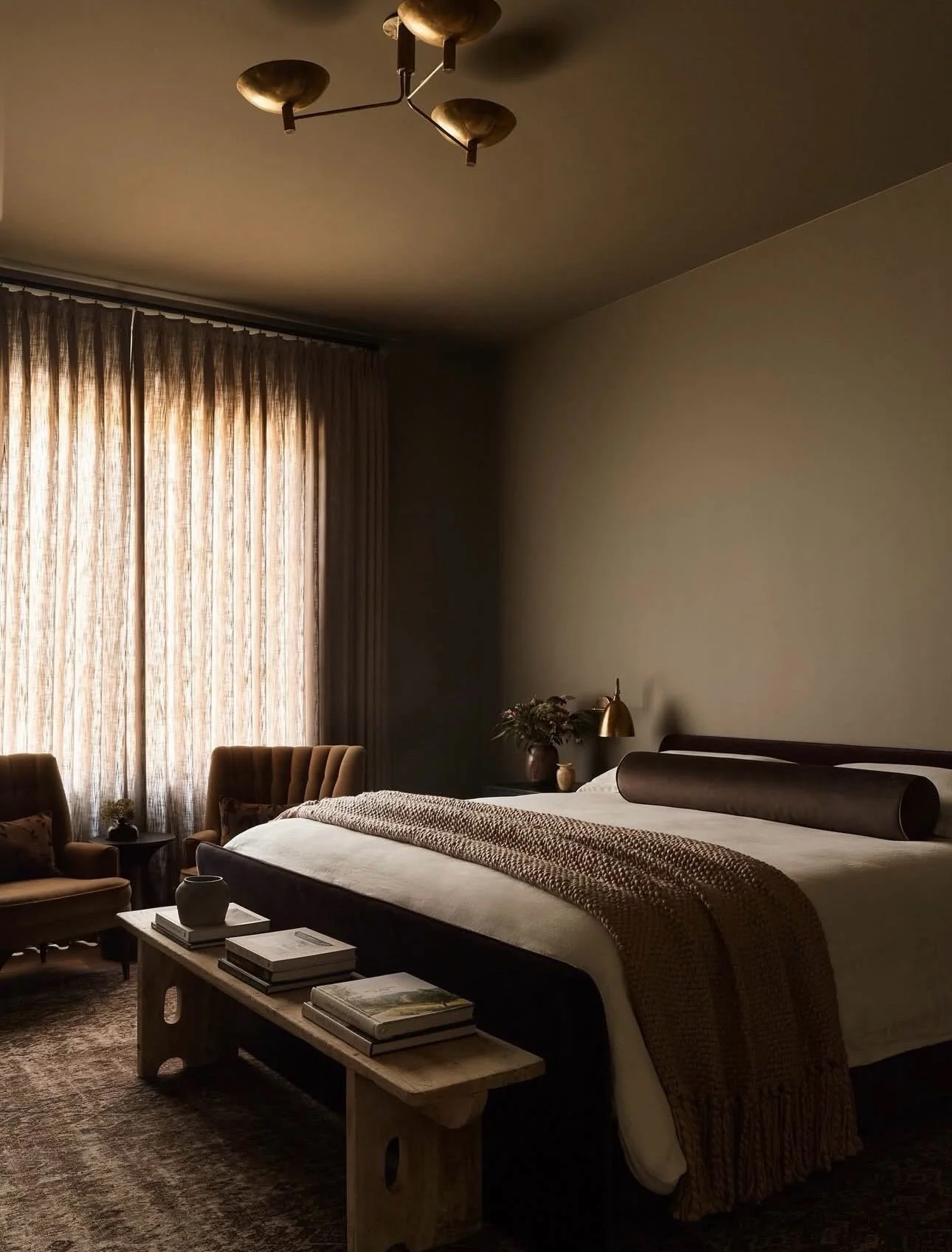 Moody and earthy neutrals in this beautiful space by @bide.studio this room feels like it was designed around a feeling and not just for aesthetics. 

#bedroomdesign #interiordesign #warmneutral #melbournedesign #interiordesigner