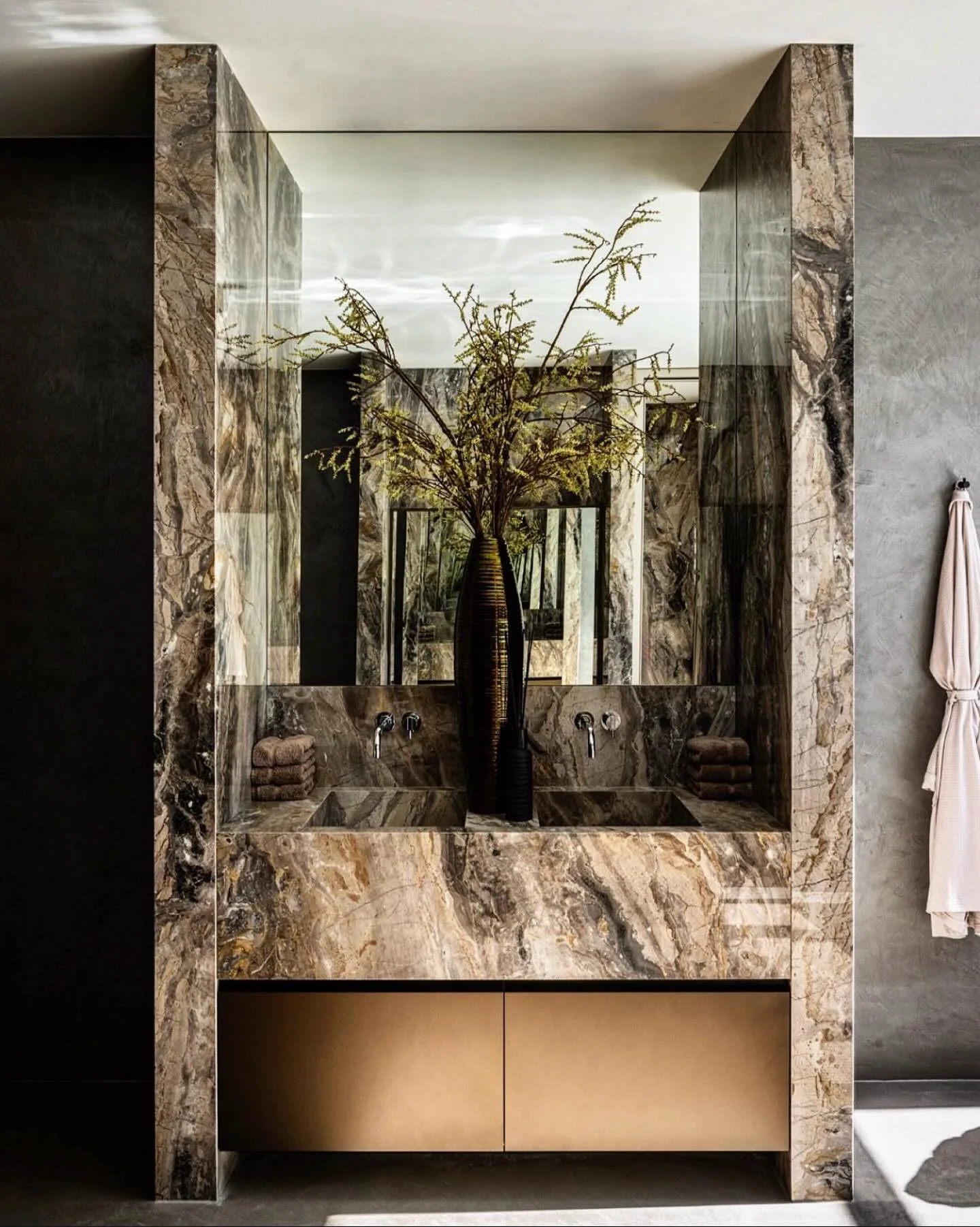 Stone meets metallics. A bold fusion of texture and colour&mdash;where natural finishes are elevated with an artful, high-impact edge.

Beautifully executed by @erickuster 

#LuxuryInteriors #InteriorDesign #StoneDesign #ModernLiving #JDLDesign Eleva