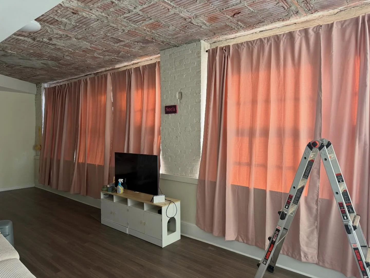Custom curtain rod install across this full window wall 🪟

Long spans like this (up to 185&rdquo;) need proper support and secure mounting, especially into brick, to keep everything level and sag-free. Clean look, solid install, and a big difference