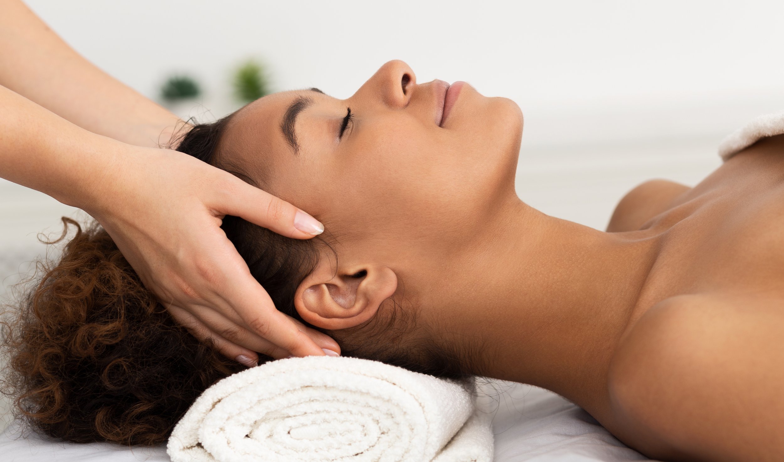 vecteezy_relaxing-massage-afro-woman-receiving-head-massage-at-spa_50876941.jpg