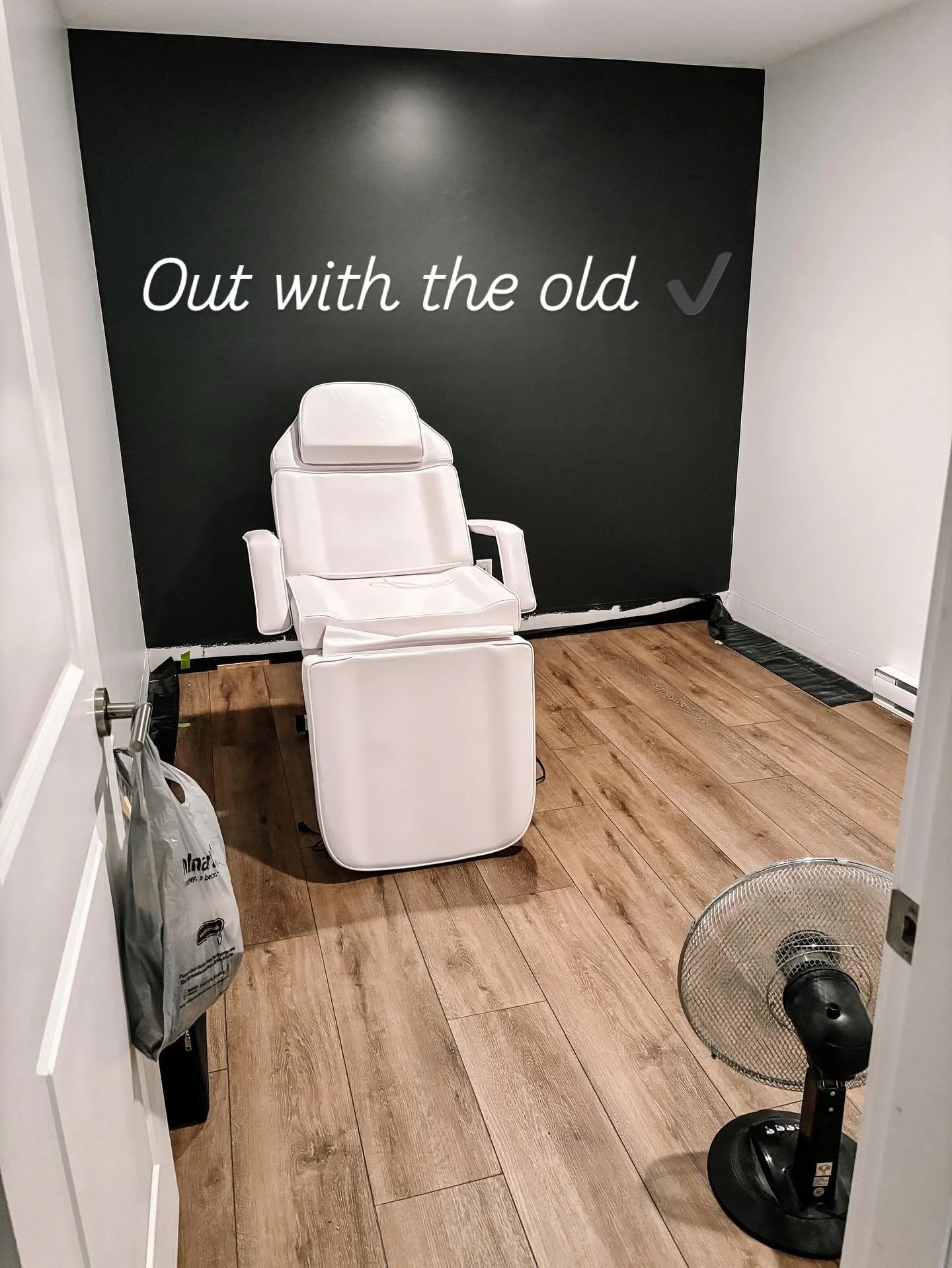 I spent today painting all the studio walls with a fresh colour palette 🎨 

Covering the old teal colour took two coats of primer and three coats of paint but it was worth it!

#lashartistlife #diyboss #nosweatnoglory