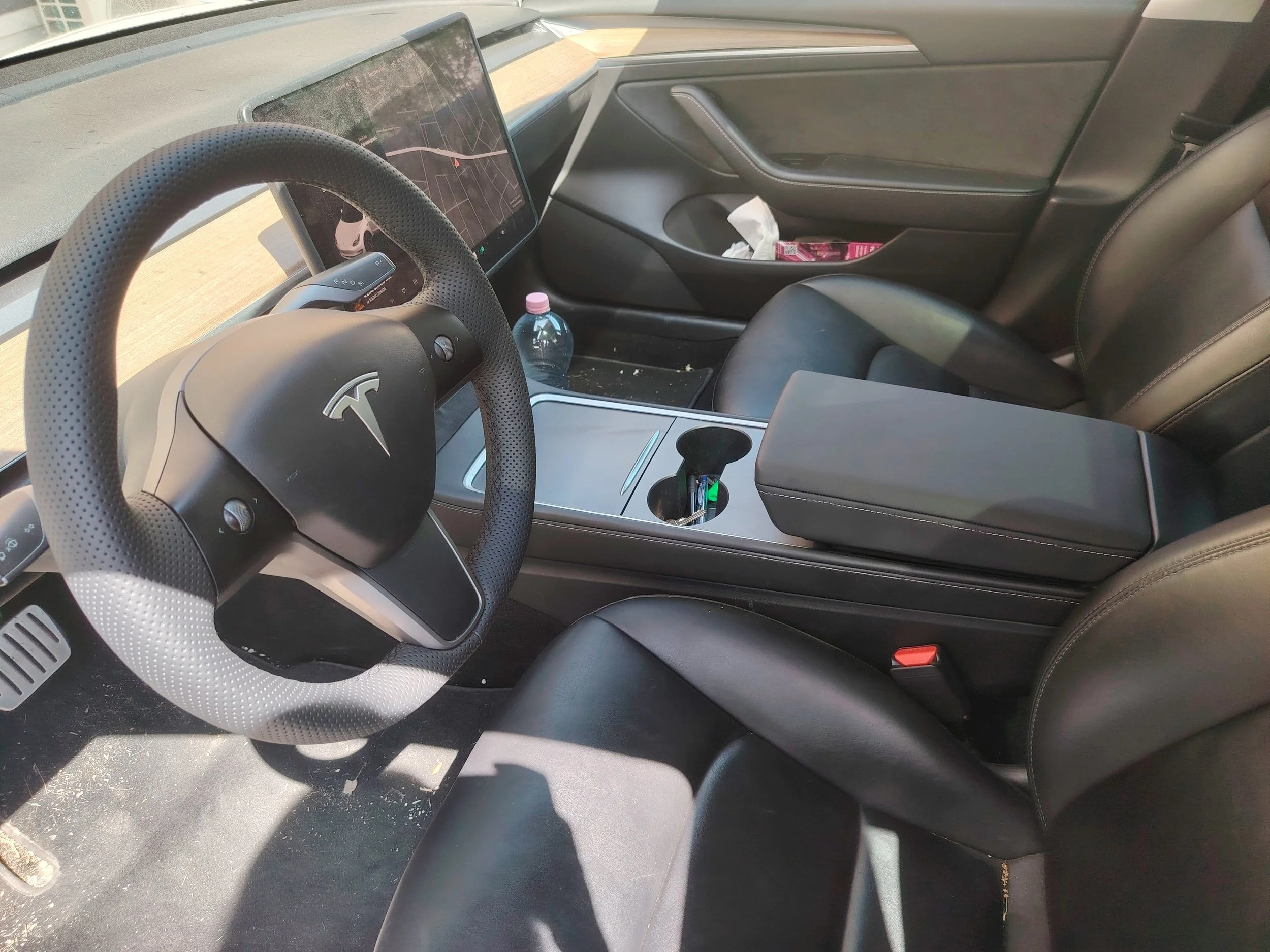 Tesla kormány és könyöklő