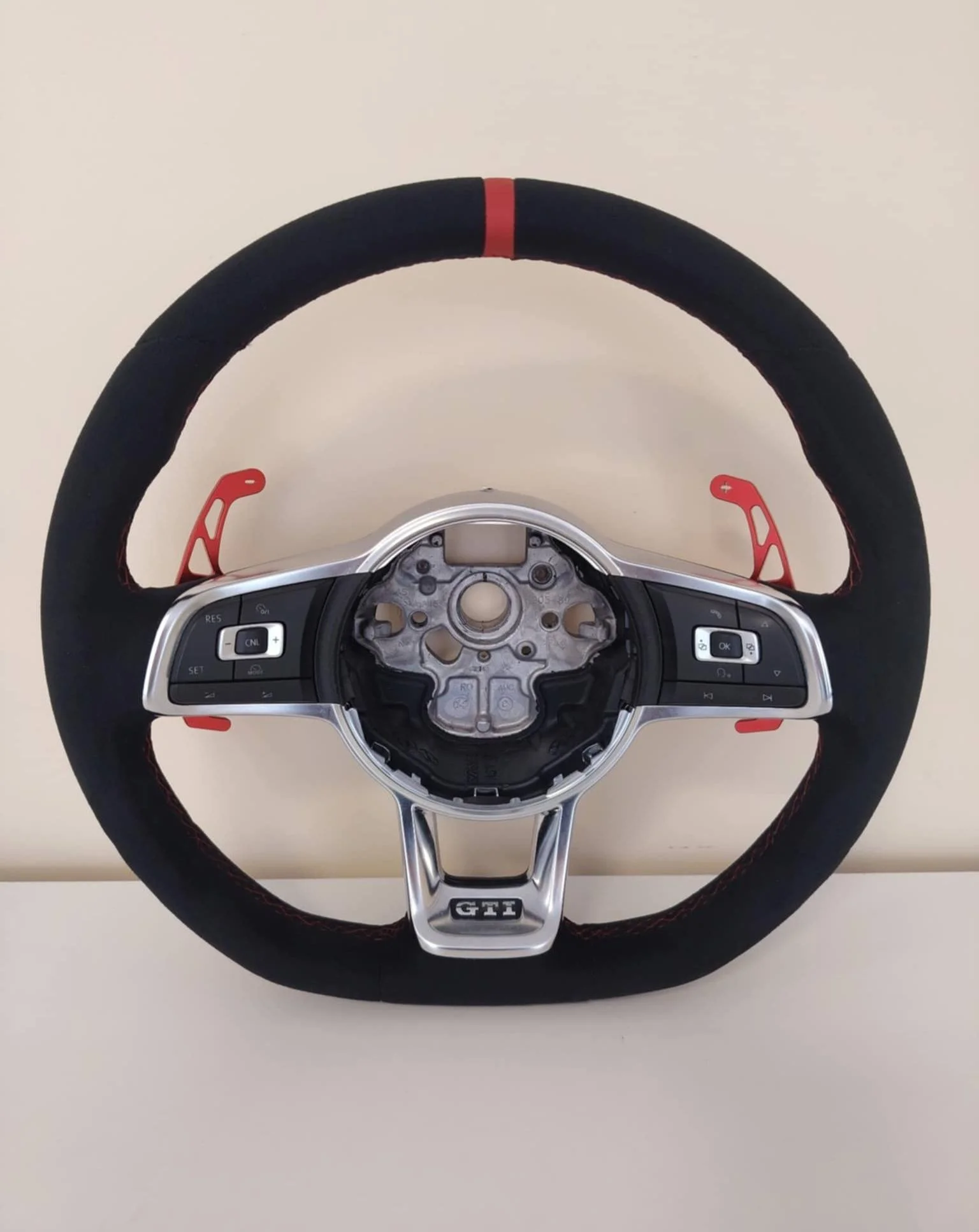 Golf GTI Alcantara, piros rallye csík