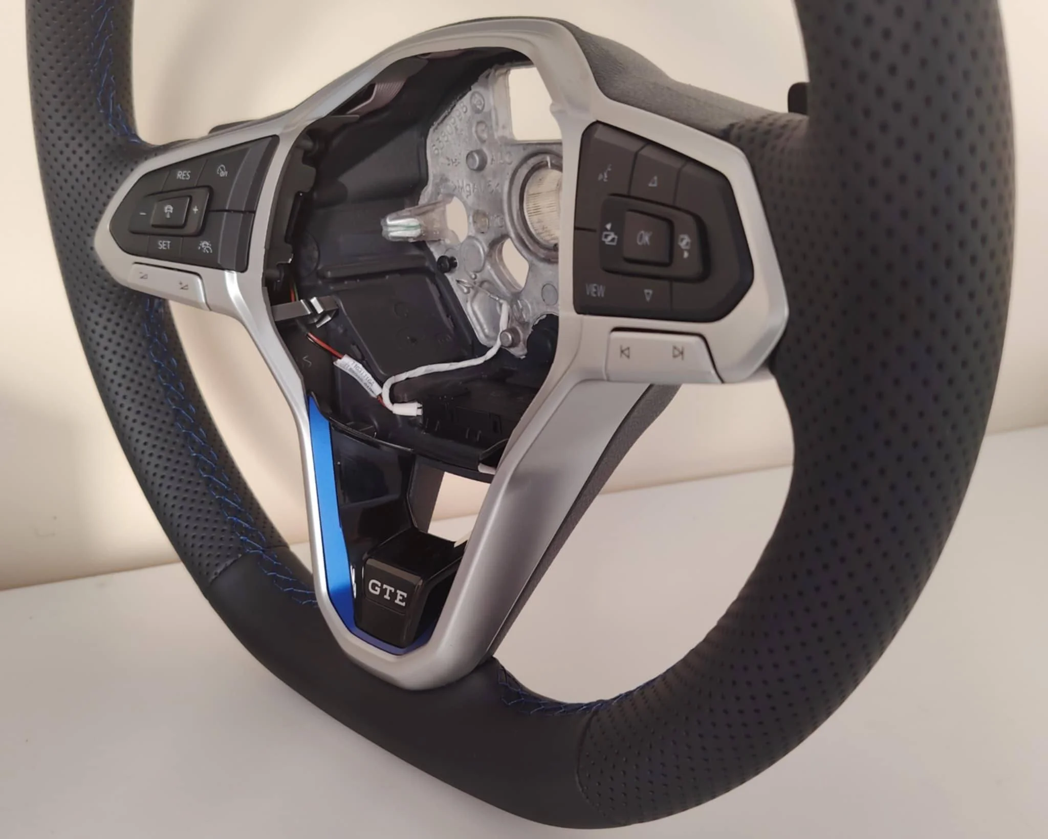 VW Passat GTE kék varrással