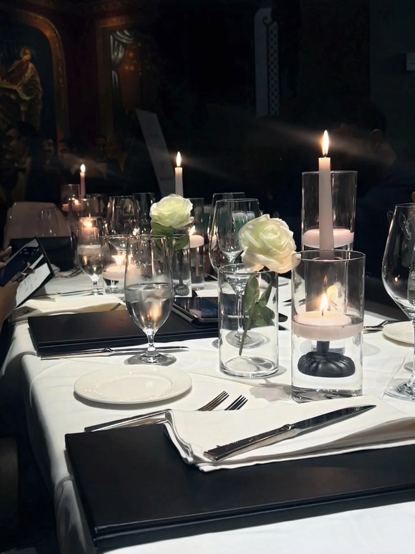 Table settings that make an elegant atmosphere even more divine&spades;️🥂