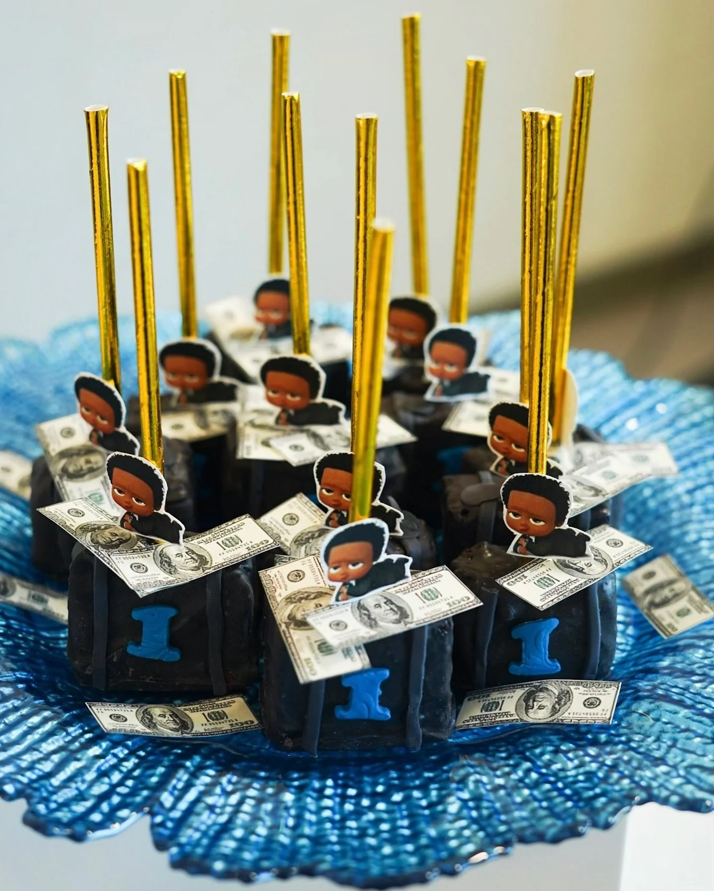 Cake pops at Isaac&rsquo;s boss baby birthday 🎂 

#EventsWithUche #BossBabyBirthday #IsaiahTurnsOne #FirstBirthdayVibes