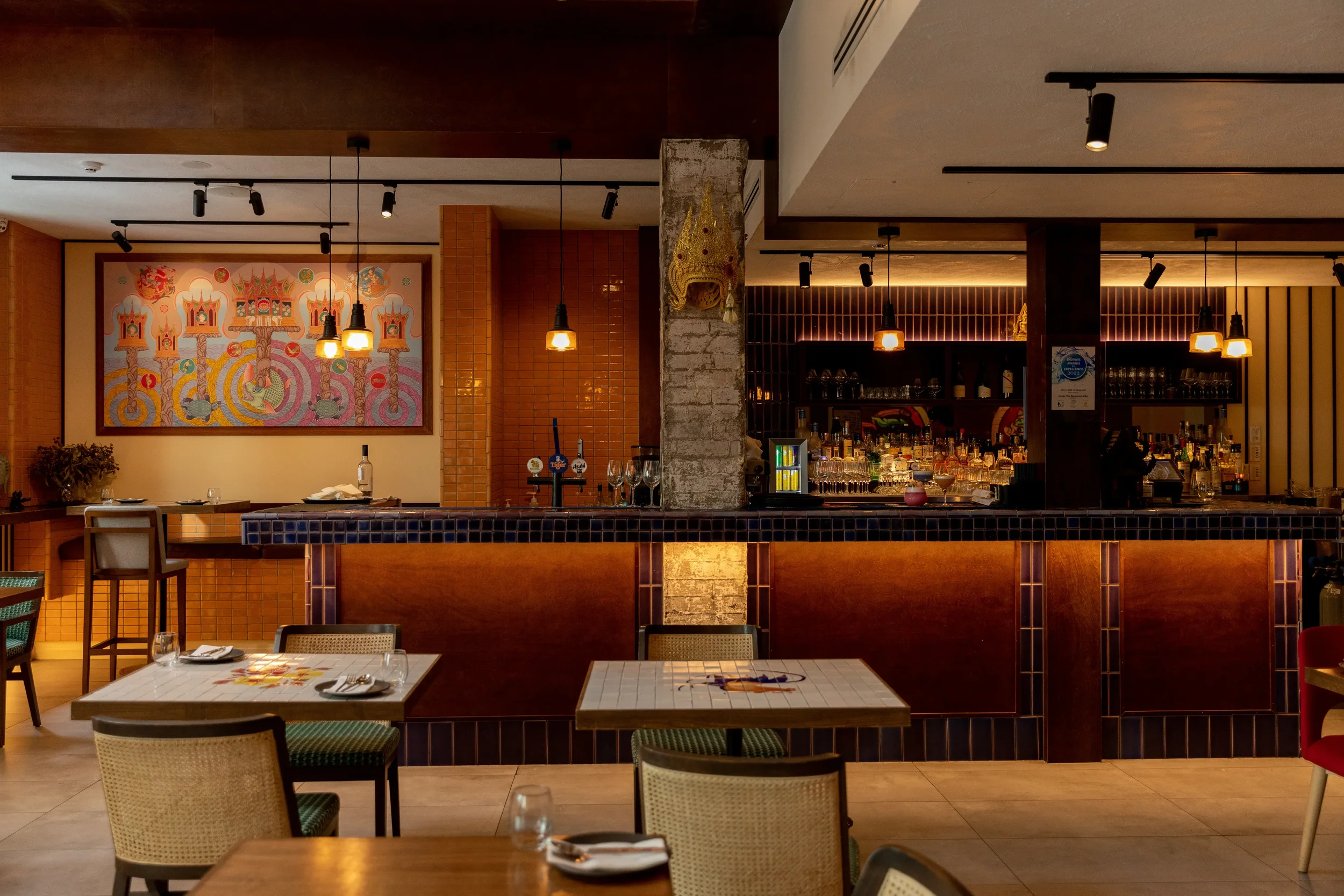 photo of jumbo thai main dining room, facing the bar area