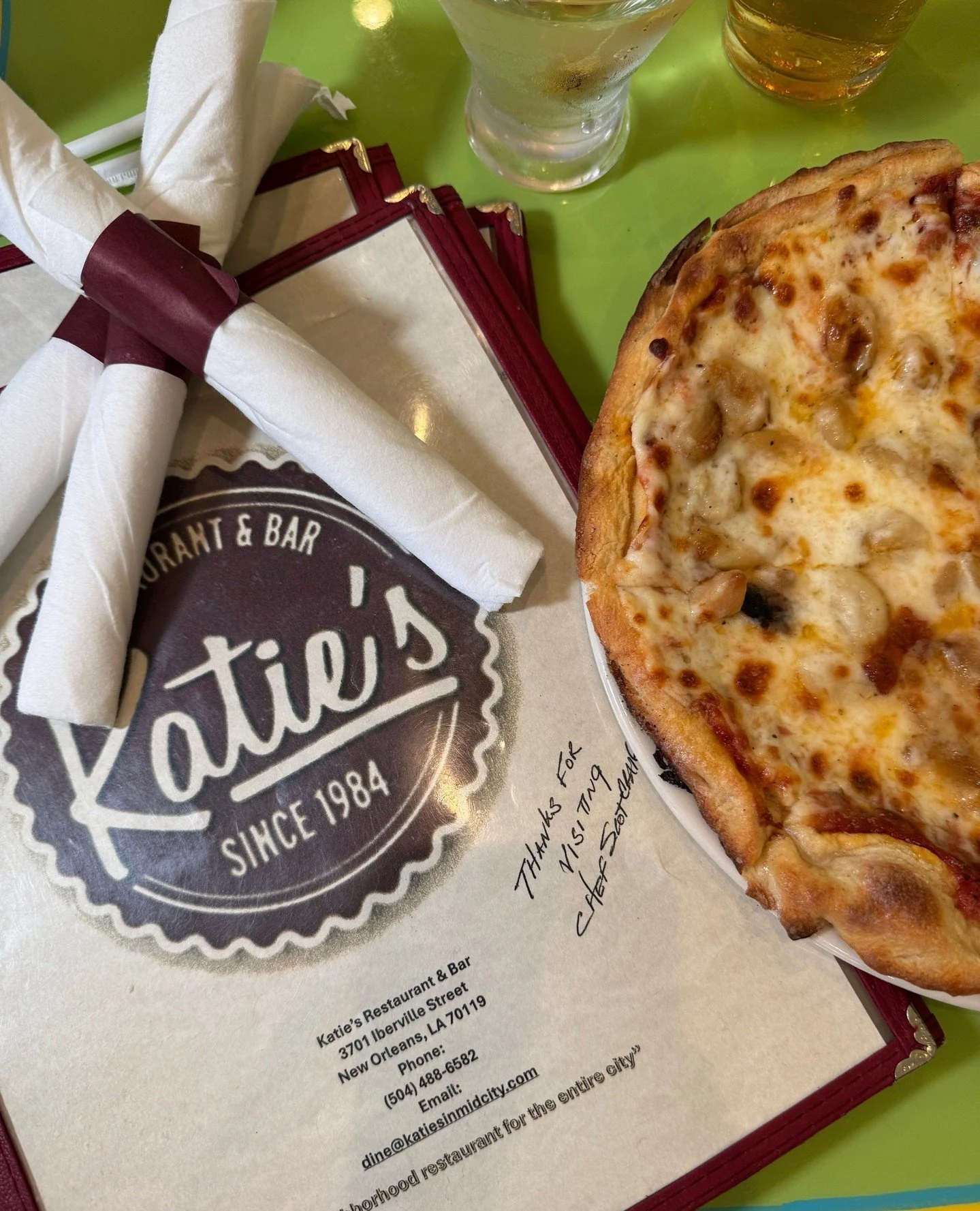 Thursday feels like pizza. Lucky for everybody involved, pizzas are $5 off today 🥳 See ya for dinner!⁠
⁠
#neworleansrestaurant #comfortfood #casualdining