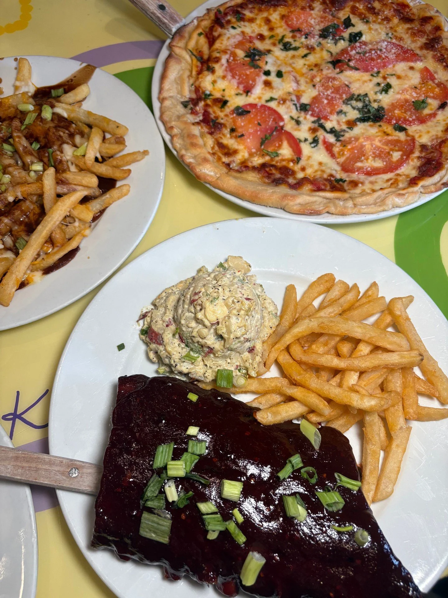 What we like to see! 👏 Food on the table, drinks nearby, nobody rushing. Come get comfortable and eat something good 💜⁠
⁠
#neworleansrestaurant #comfortfood #casualdining