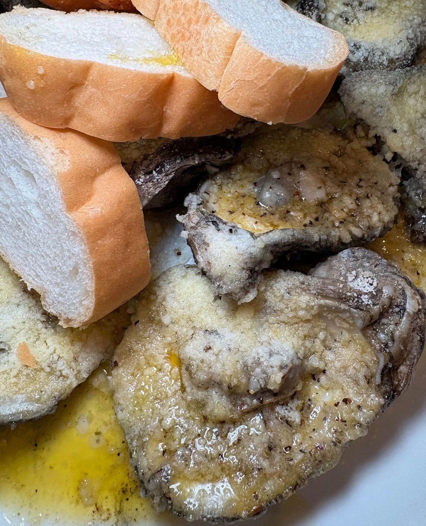 Like this pic if you can smell it. Then come to Katie's tonight at 5pm so you can taste it on the cheap 🦪✨️ $18 dozens every Tuesday starting at 5pm!⁠
⁠
#neworleansrestaurant #comfortfood #casualdining