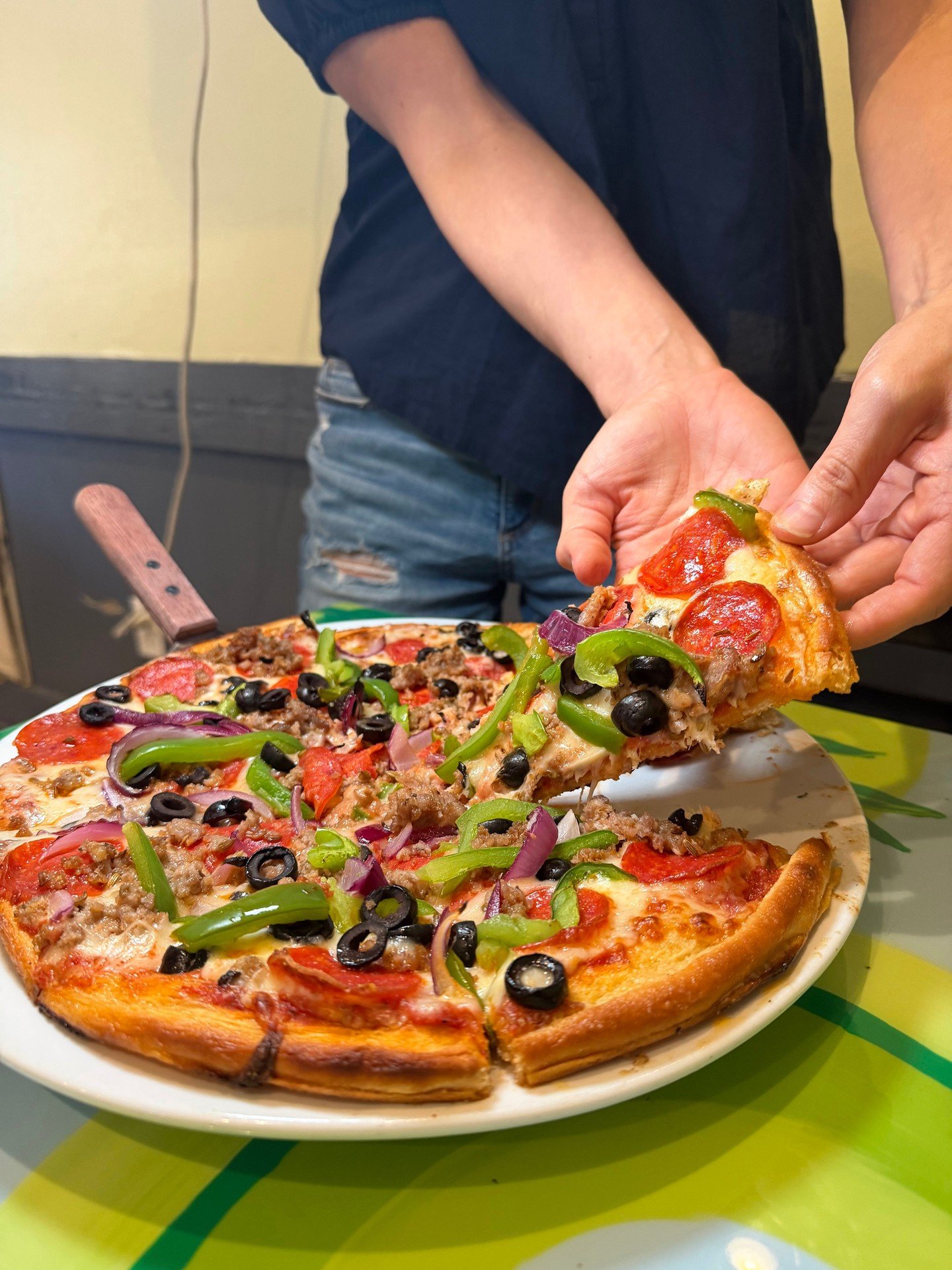 We're having a pizza party and ur invited 🥳 Every Thursday take $5 off any pie ya want here at Katie's. Can't go wrong with The Terranova 👌🔥 What's your favorite?!⁠
⁠
#neworleansrestaurant #comfortfood #casualdining