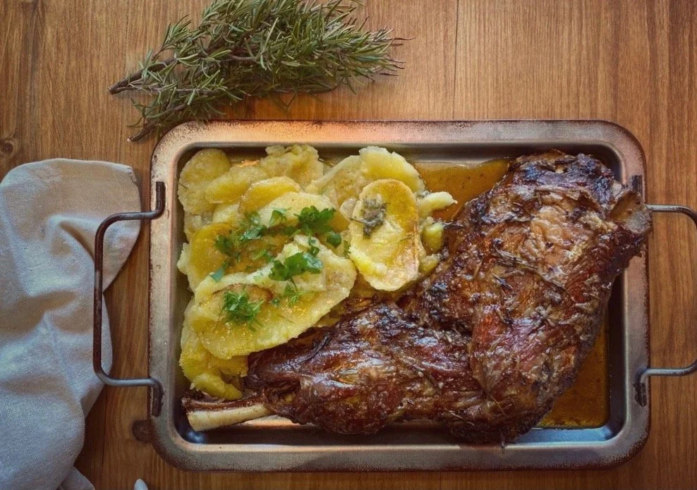 PALETILLA DE CORDERO ACOMPAÑADA DE PATATAS PANADERAS