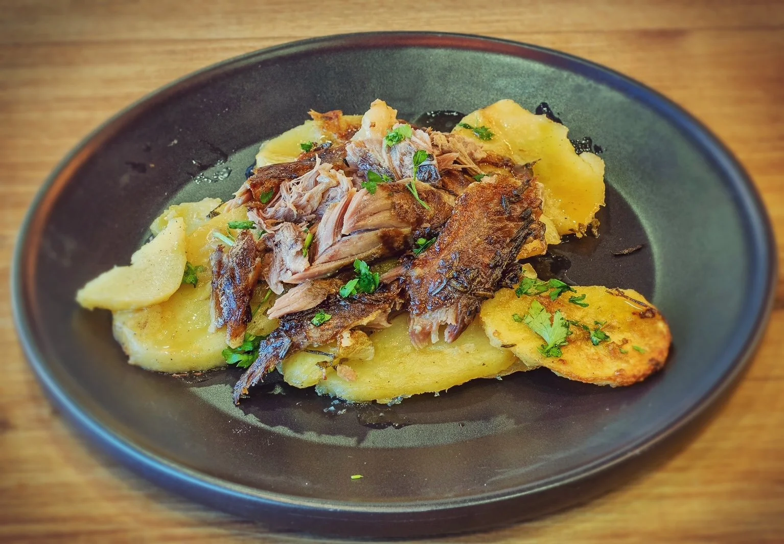 Ración Individual de Cordero con patatas panaderas