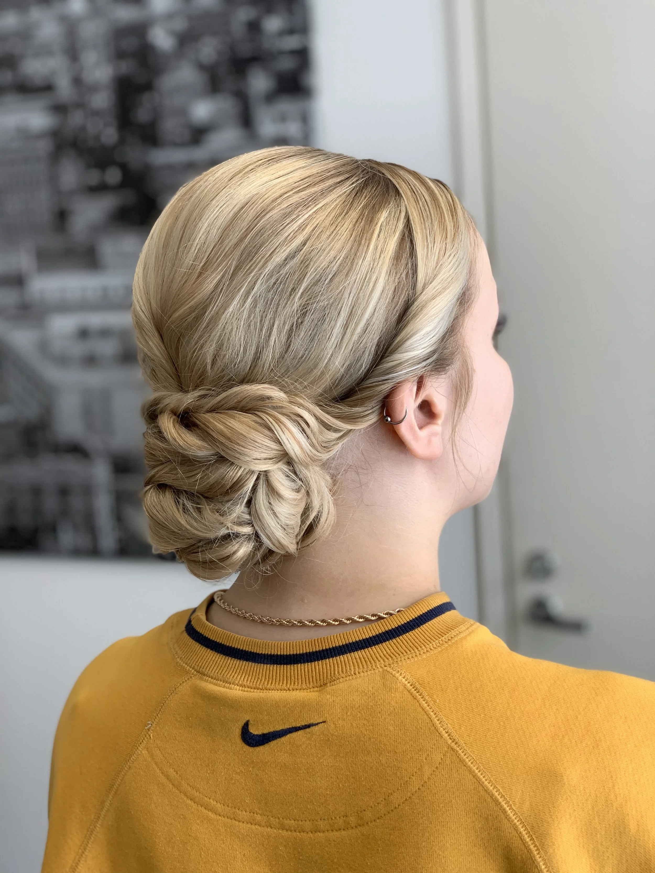 Juhlakampaus vaaleissa hiuksissa, Helsingissä kuvattuna takaapäin