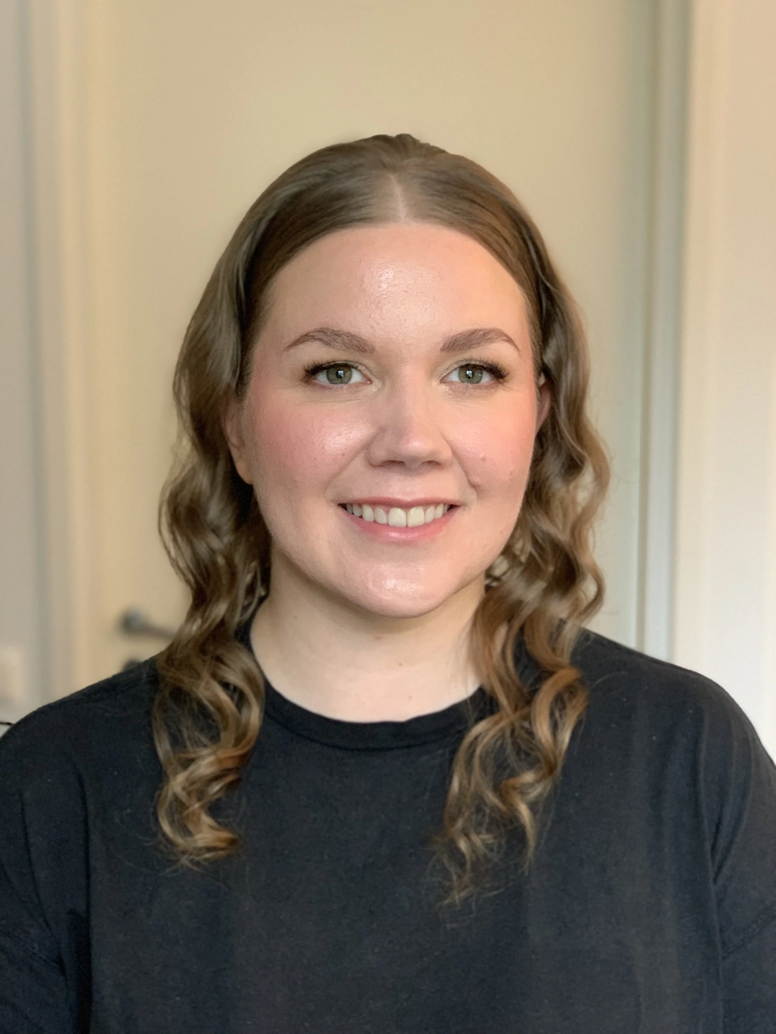 Juhlameikki kaasolla jolla juhlakampaus tummissa hiuksissa