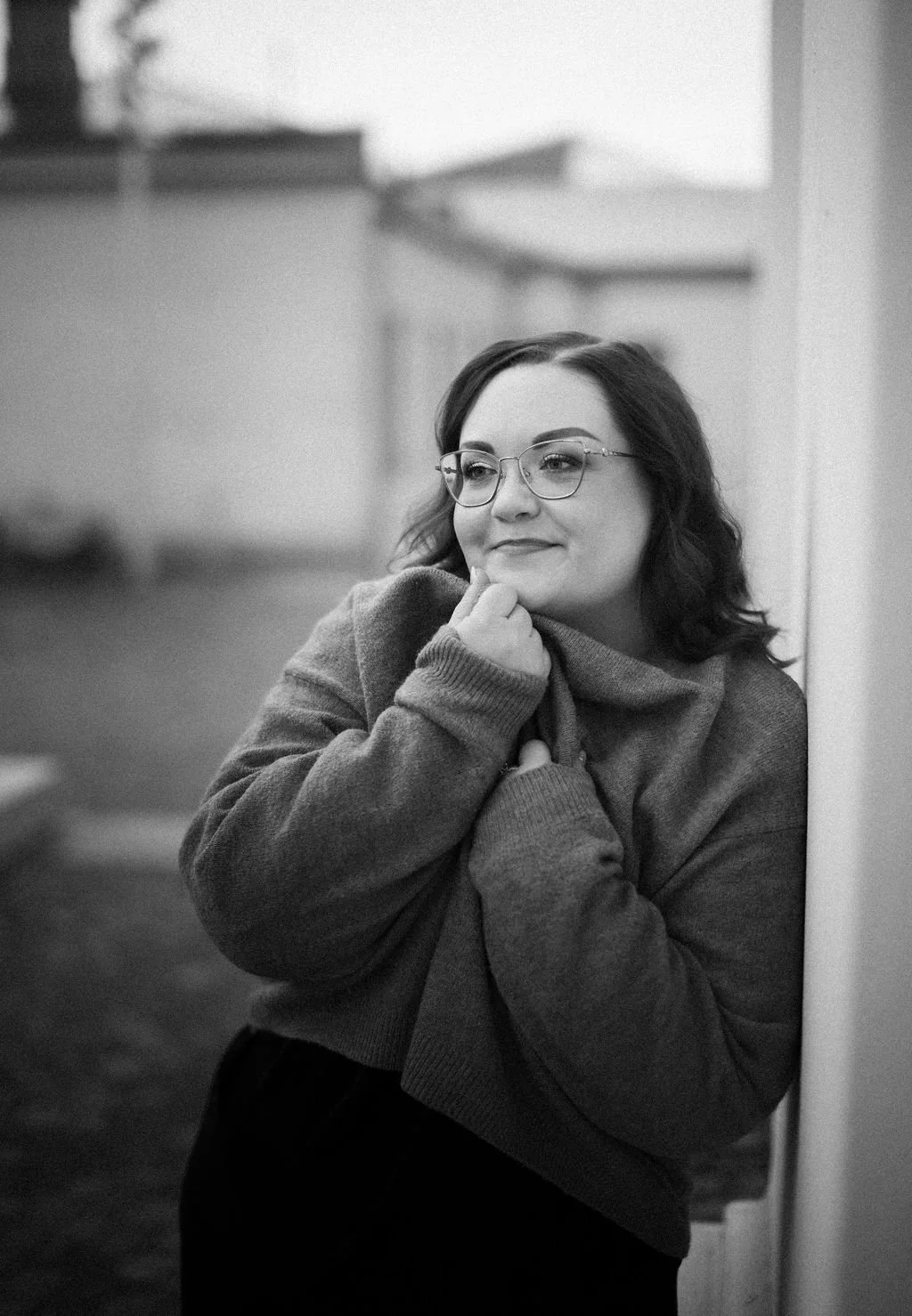 Ammattitaitoinen meikkaaja-Kampaaja Sonja, kuvattuna Helsingissä mustavalkoisessa puolipotretissa