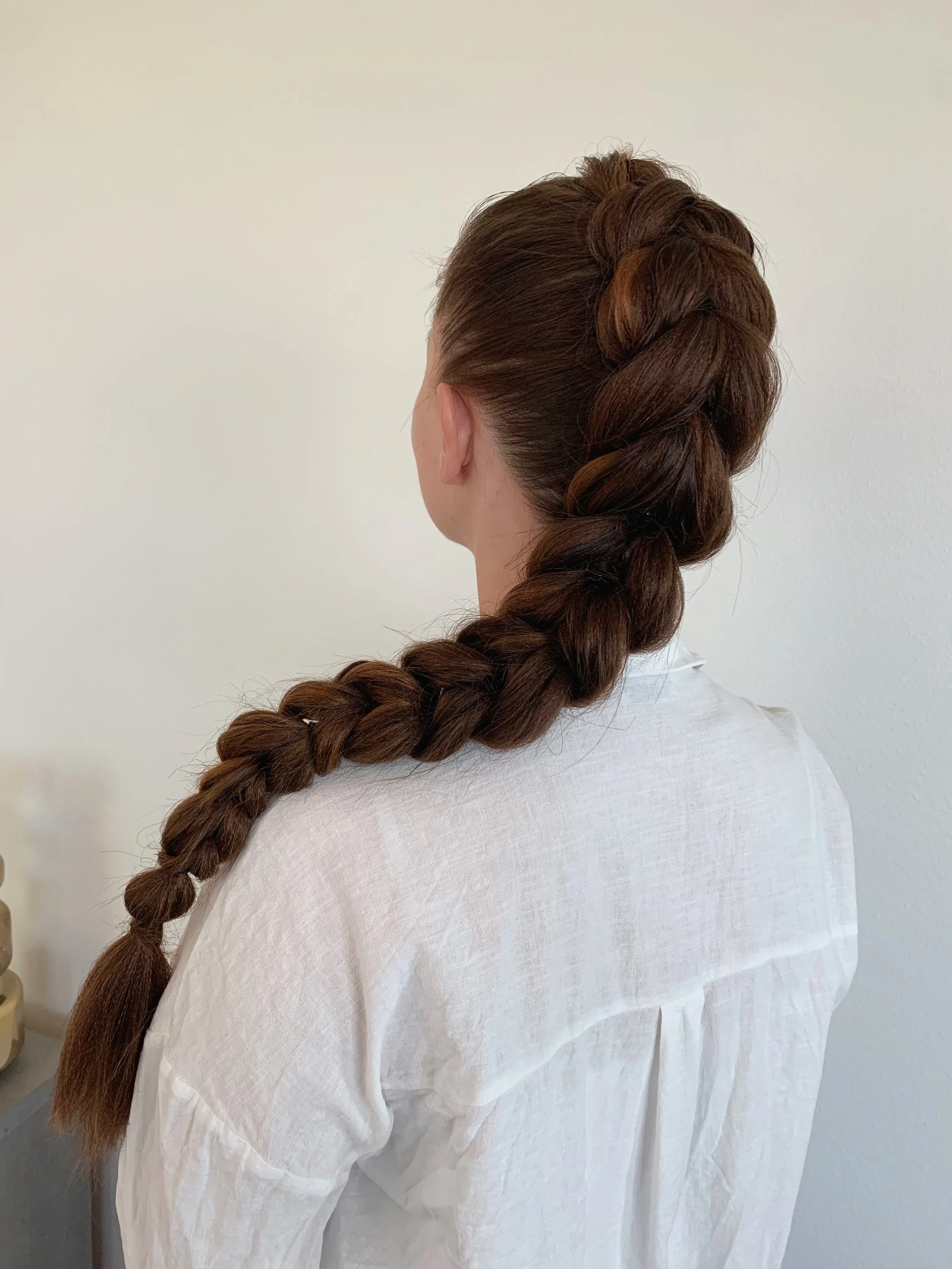 Pitkä juhlakampaus letillä tummissa hiuksissa