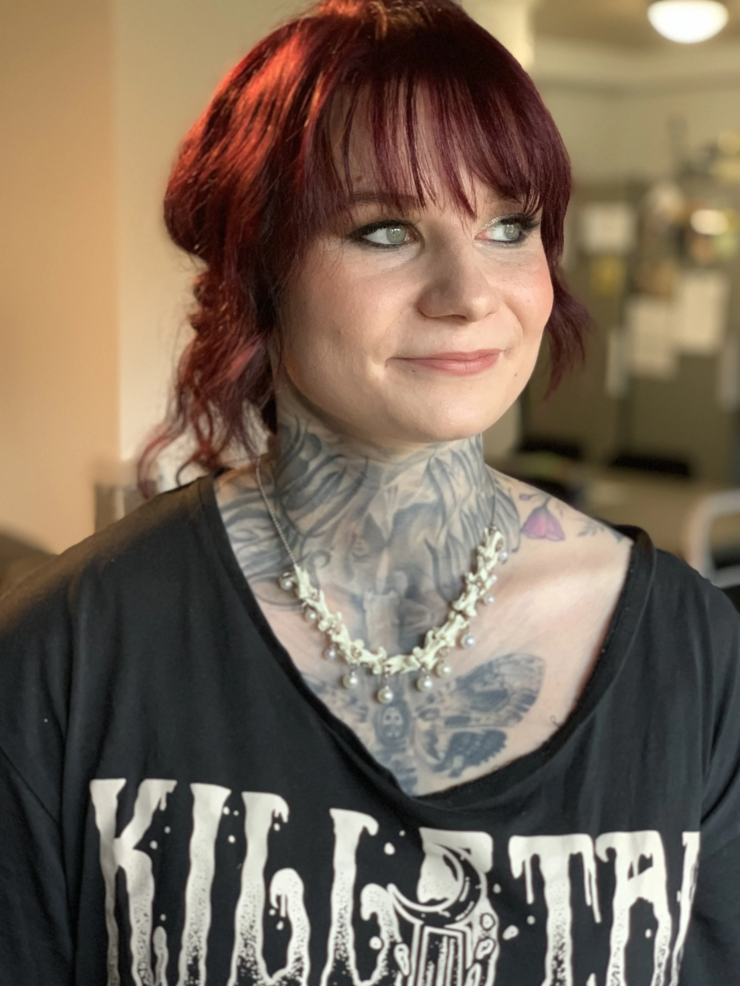 Tyylikäs juhlameikki punatukkaisella naisella