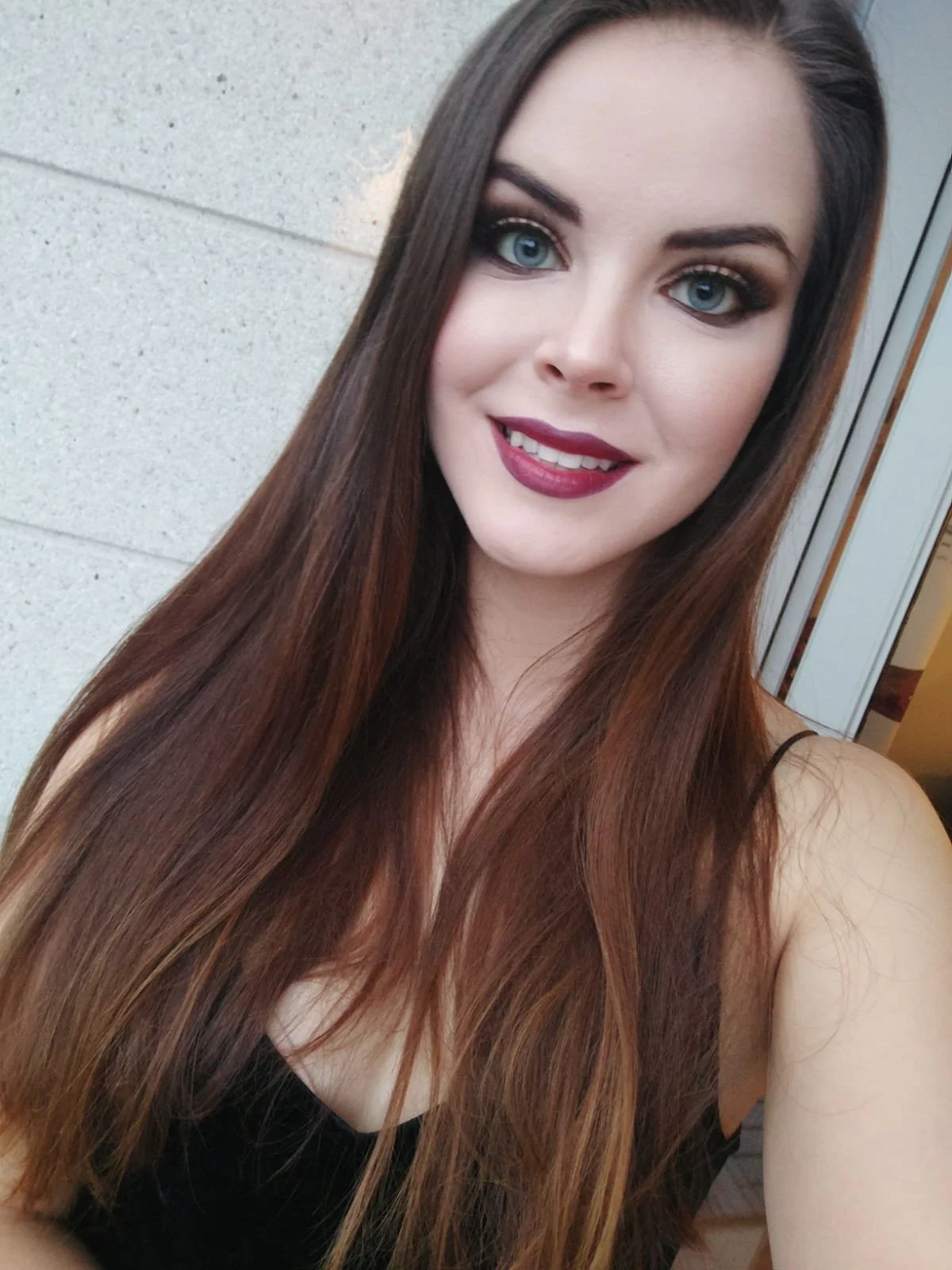 Näyttävä ja vahva juhlameikki tummatukkaisella naisella