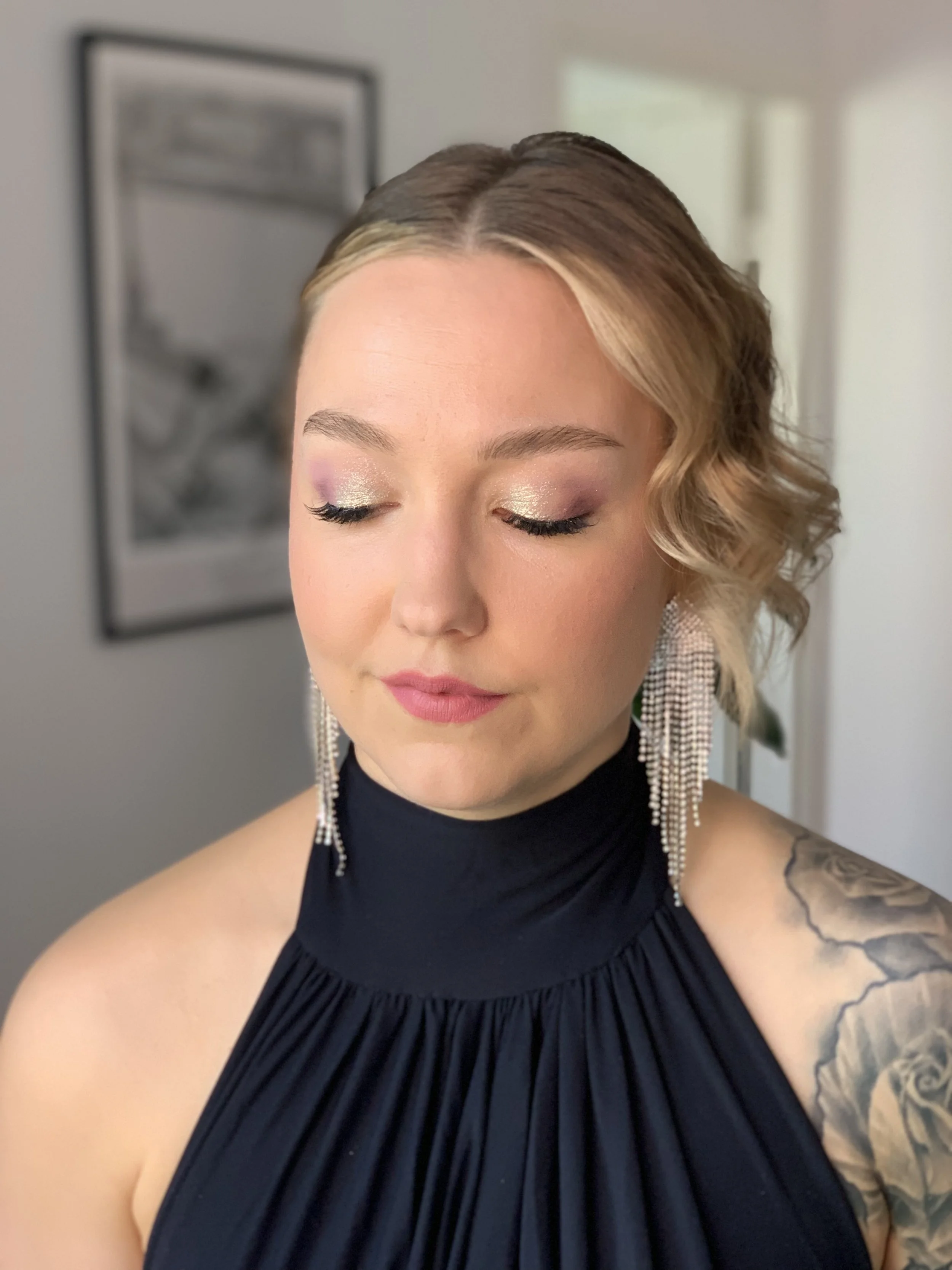 Juhlakampaus ja juhlameikki vaaleahiuksisella naisella