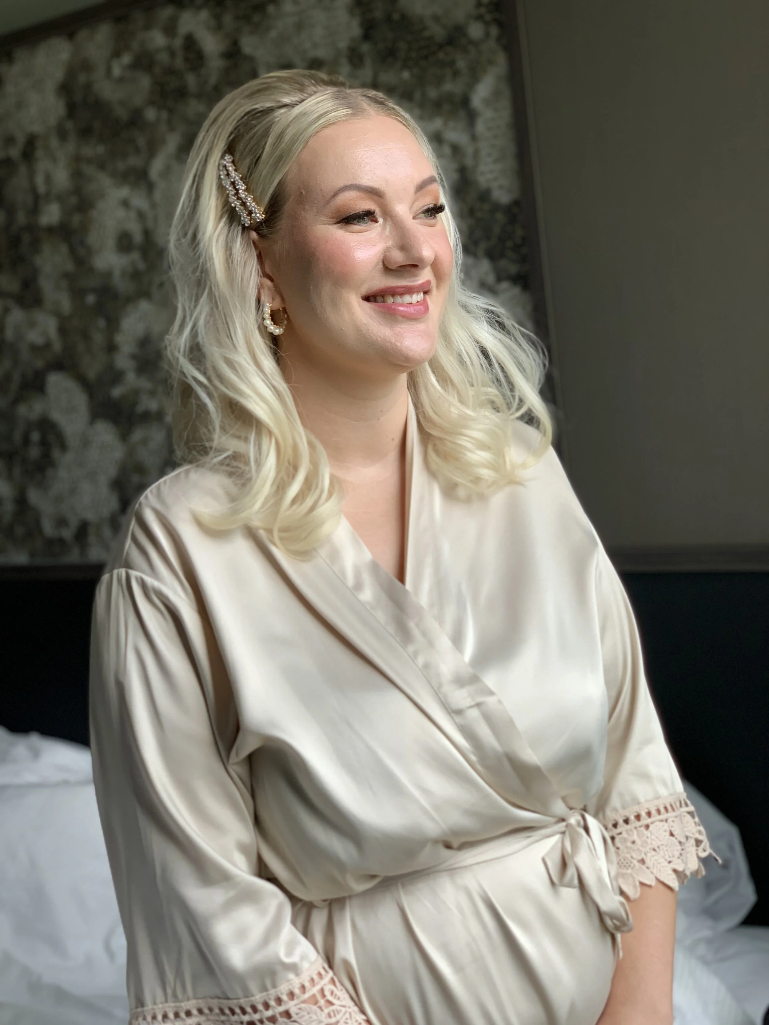 juhlameikki vaaleahiuksisella naisella