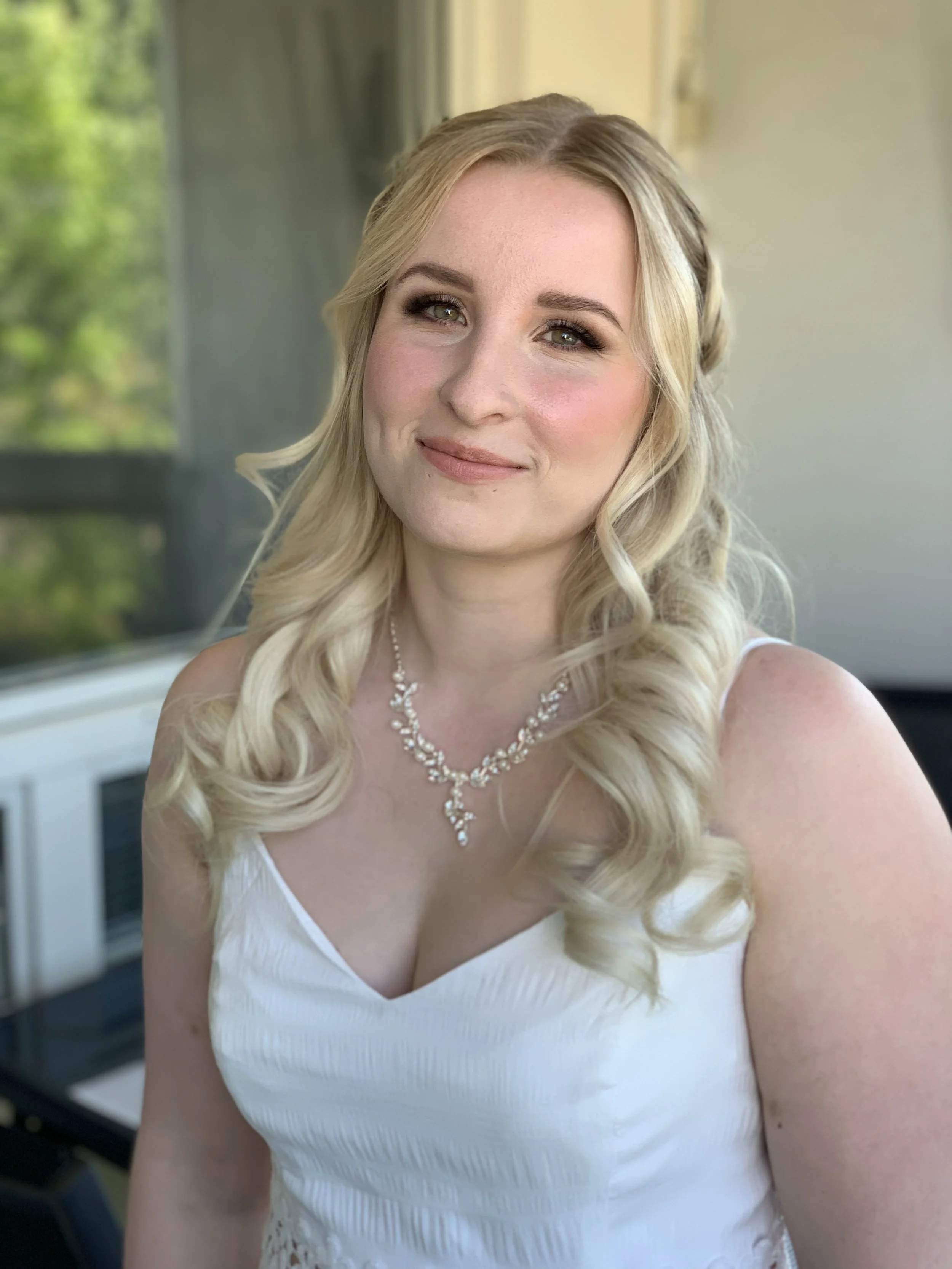 Luonnollinen ja hehkuva häämeikki vaaleahiuksisella morsiamella