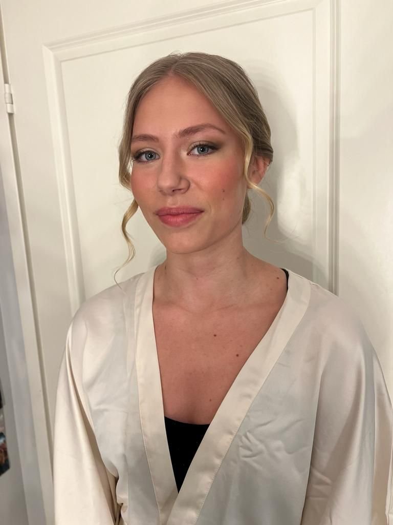 Luonnollinen häämeikki vaaleahiuksisella naisella
