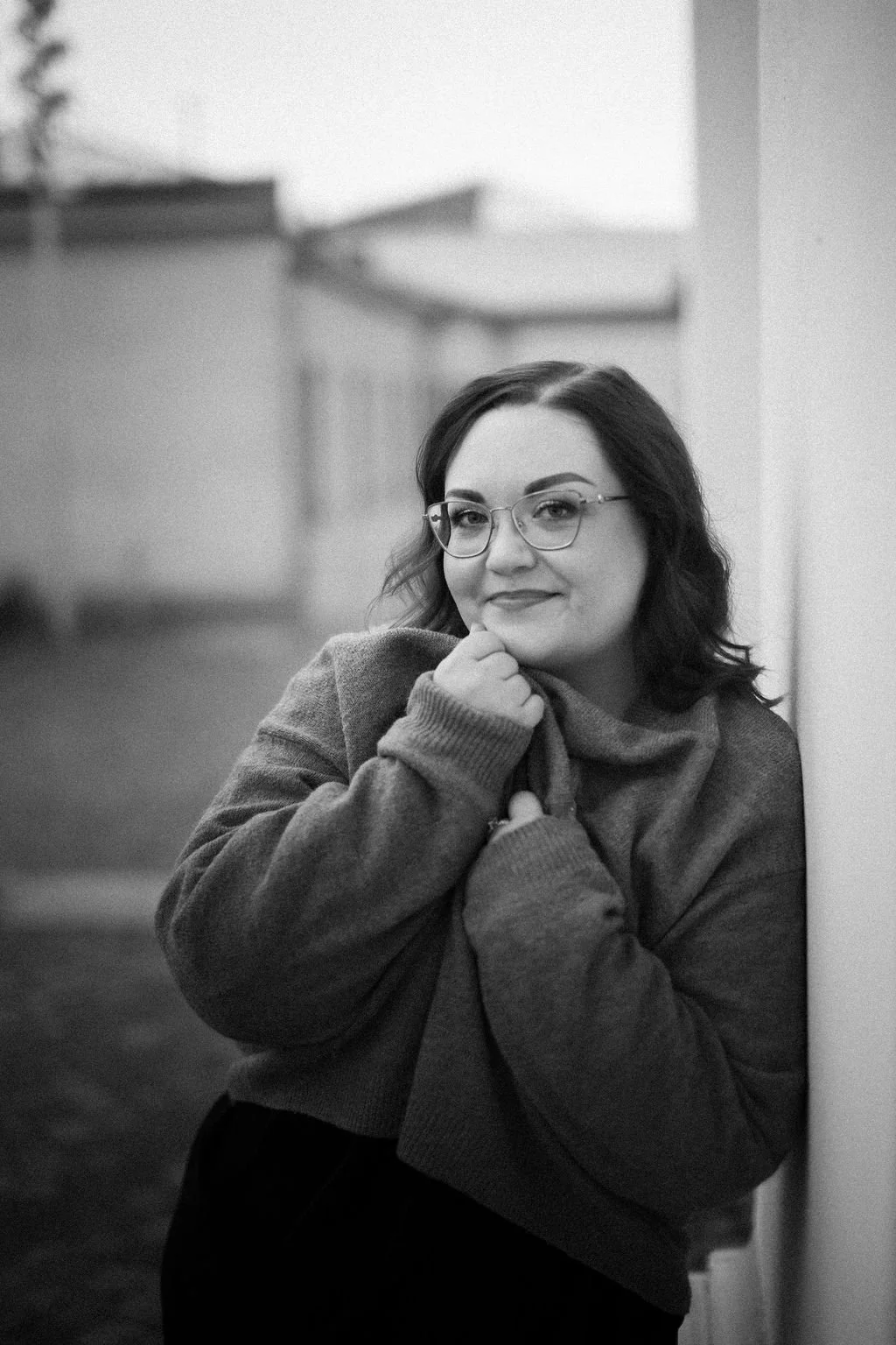 Meikkaaja-kampaaja Sonja kuvattuna mustavalkoisessa puolipotretissa Helsingissä