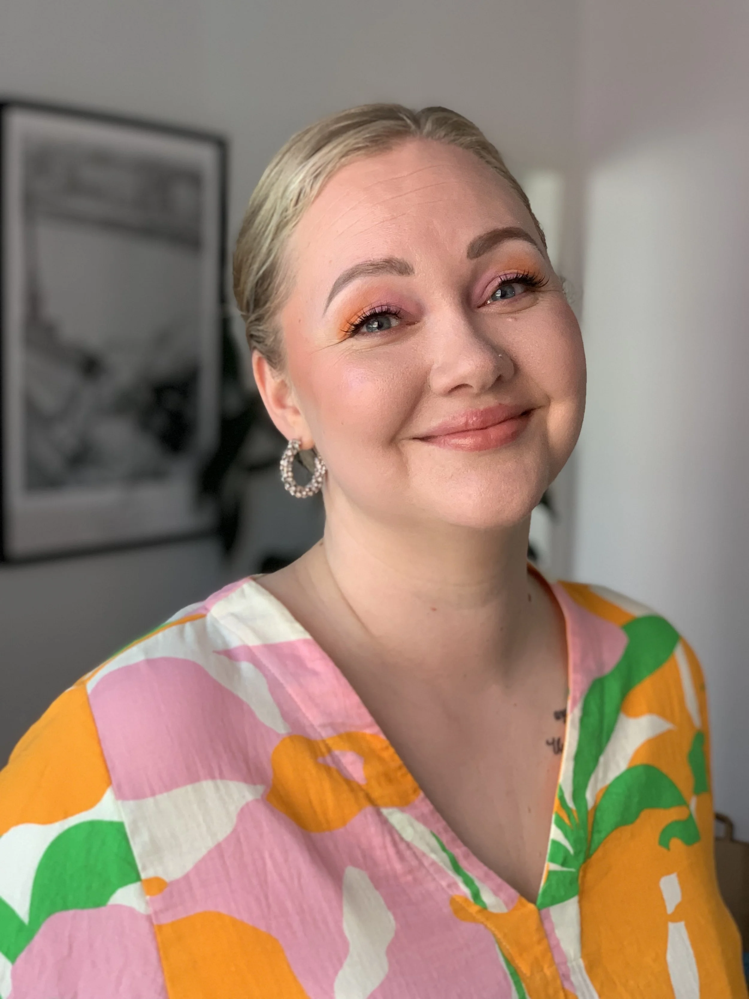 Näyttävä ja värikäs juhlameikki vaaleahiuksisella naisella