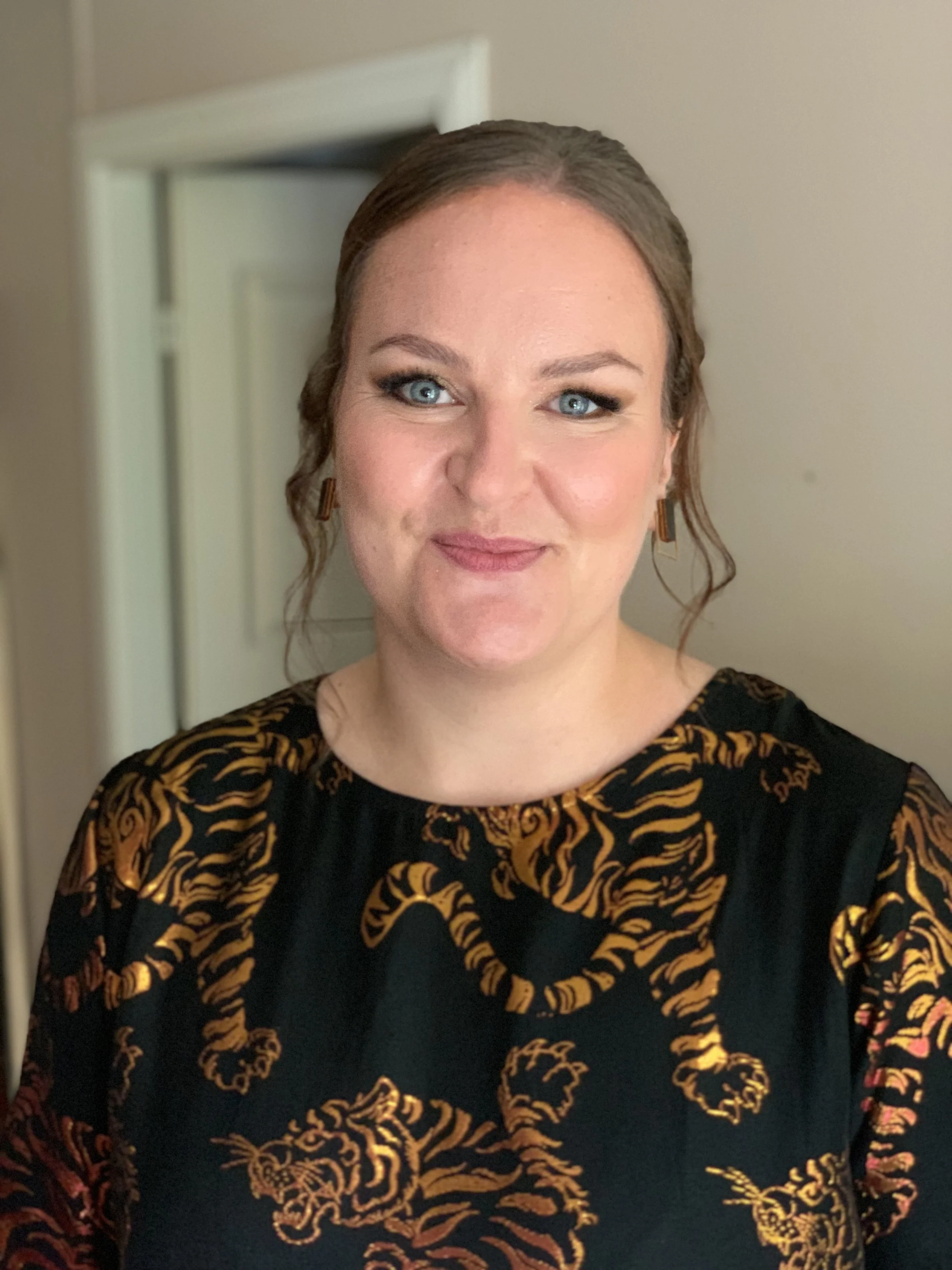 Juhlameikki tehtynä tummahiuksiselle naiselle Helsingissä