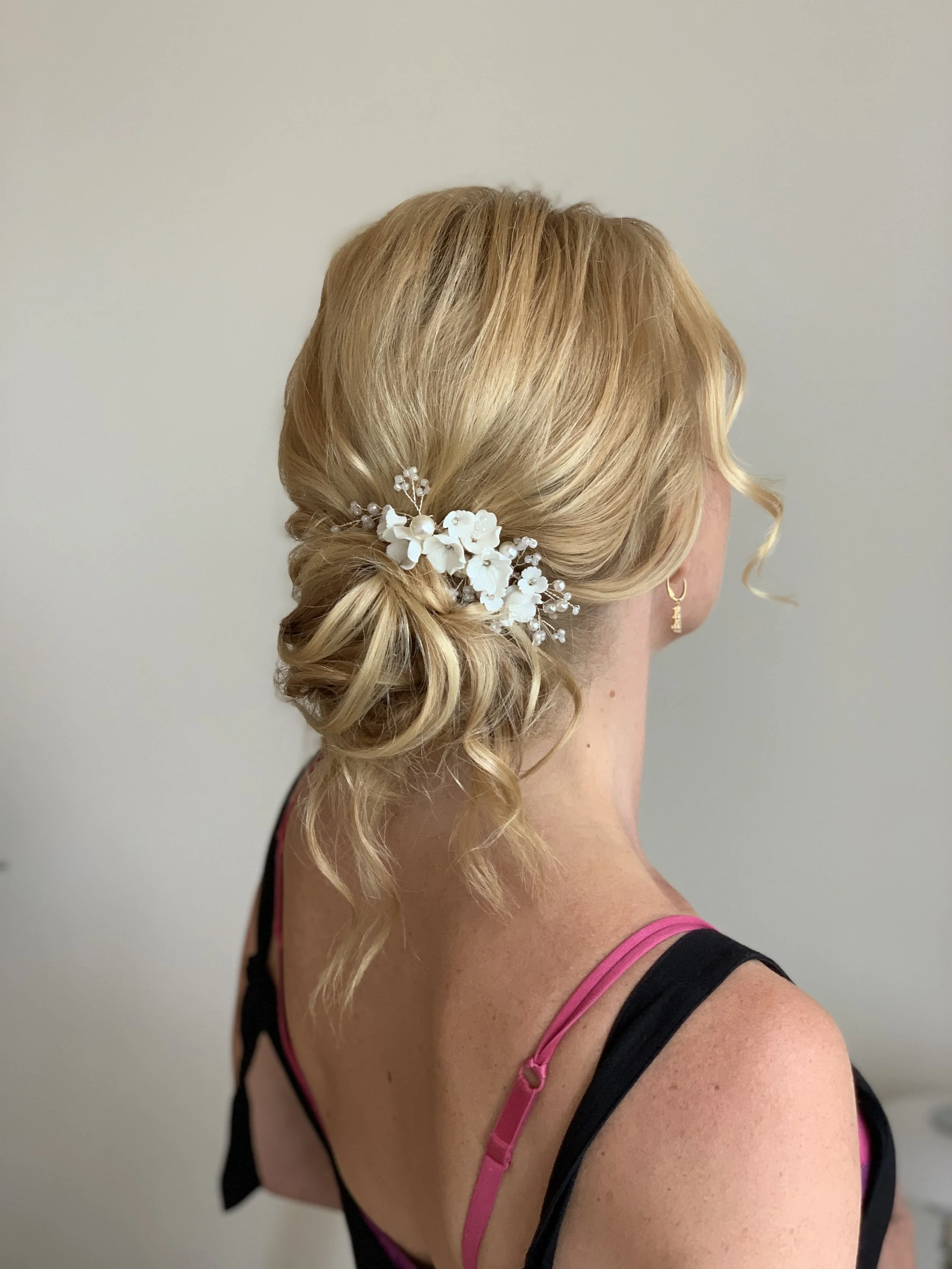 Luonnollinen ja rento hääkampaus vaaleissa hiuksissa