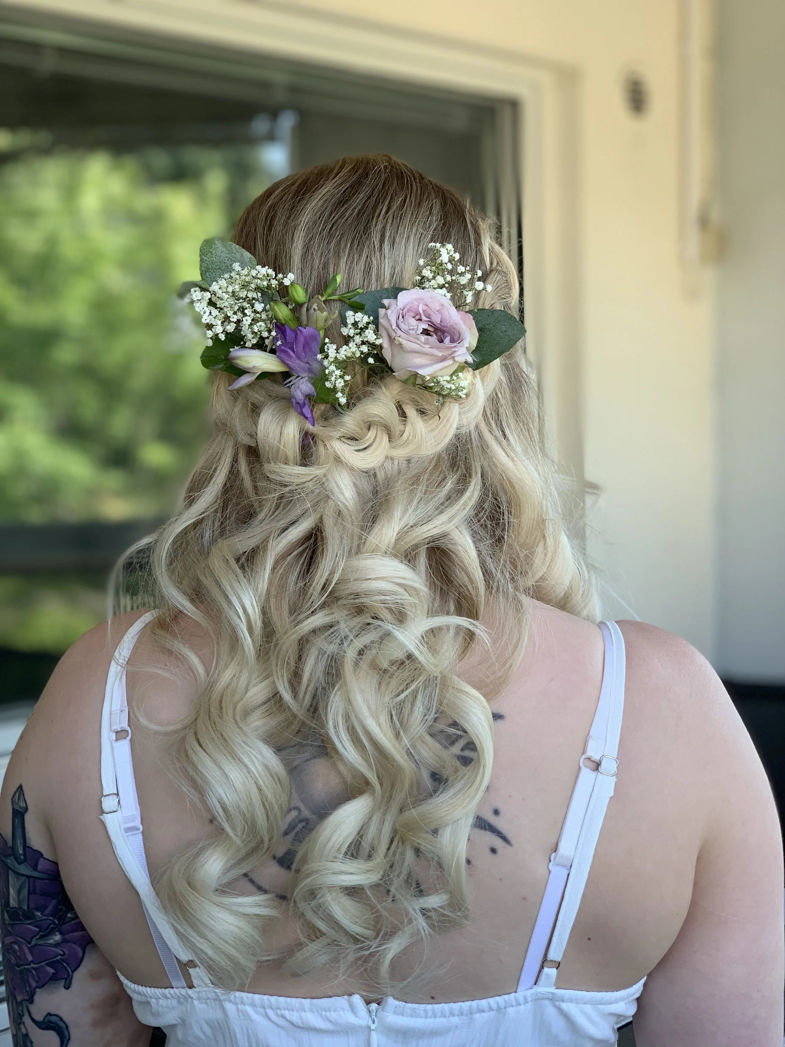 Upea ja näyttävä hääkampaus kukkaseppeleellä morsiamella Uudellamaalla