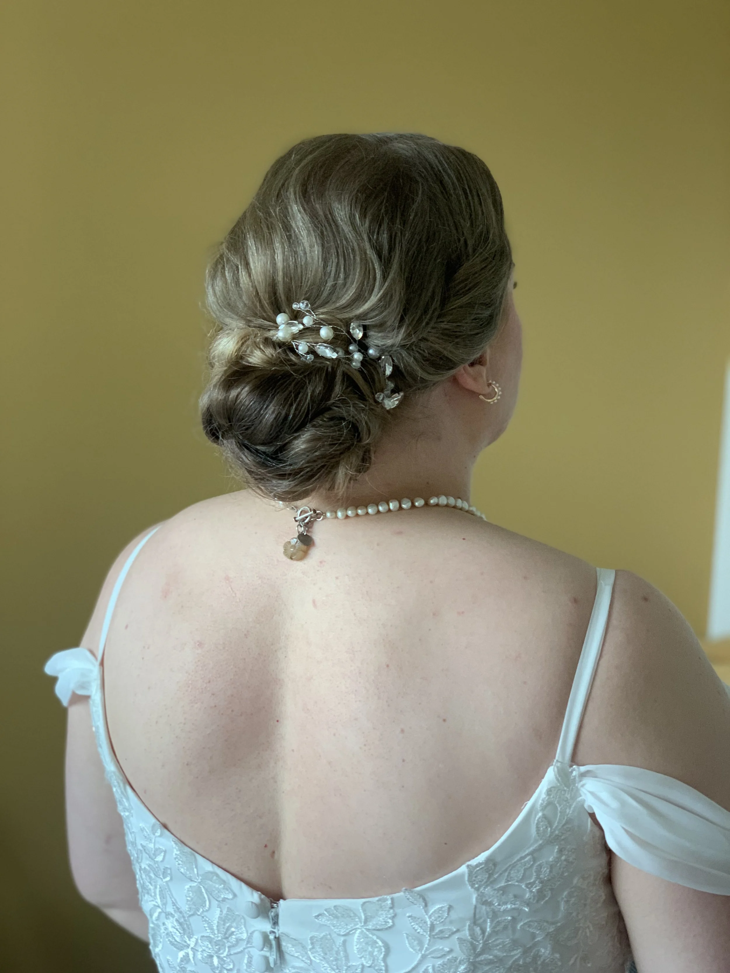 Hääkampaus ammattilaisen tekemänä hiuskoristeilla