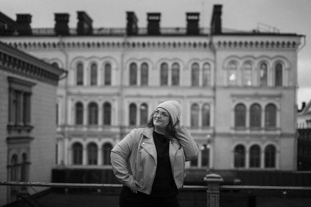 Meikkauspalveluita kuvittamassa ammattimeikkaaja / kampaaja sonja mustavalkoisessa kuvassa hymyillen pipo päässä Helsingissä