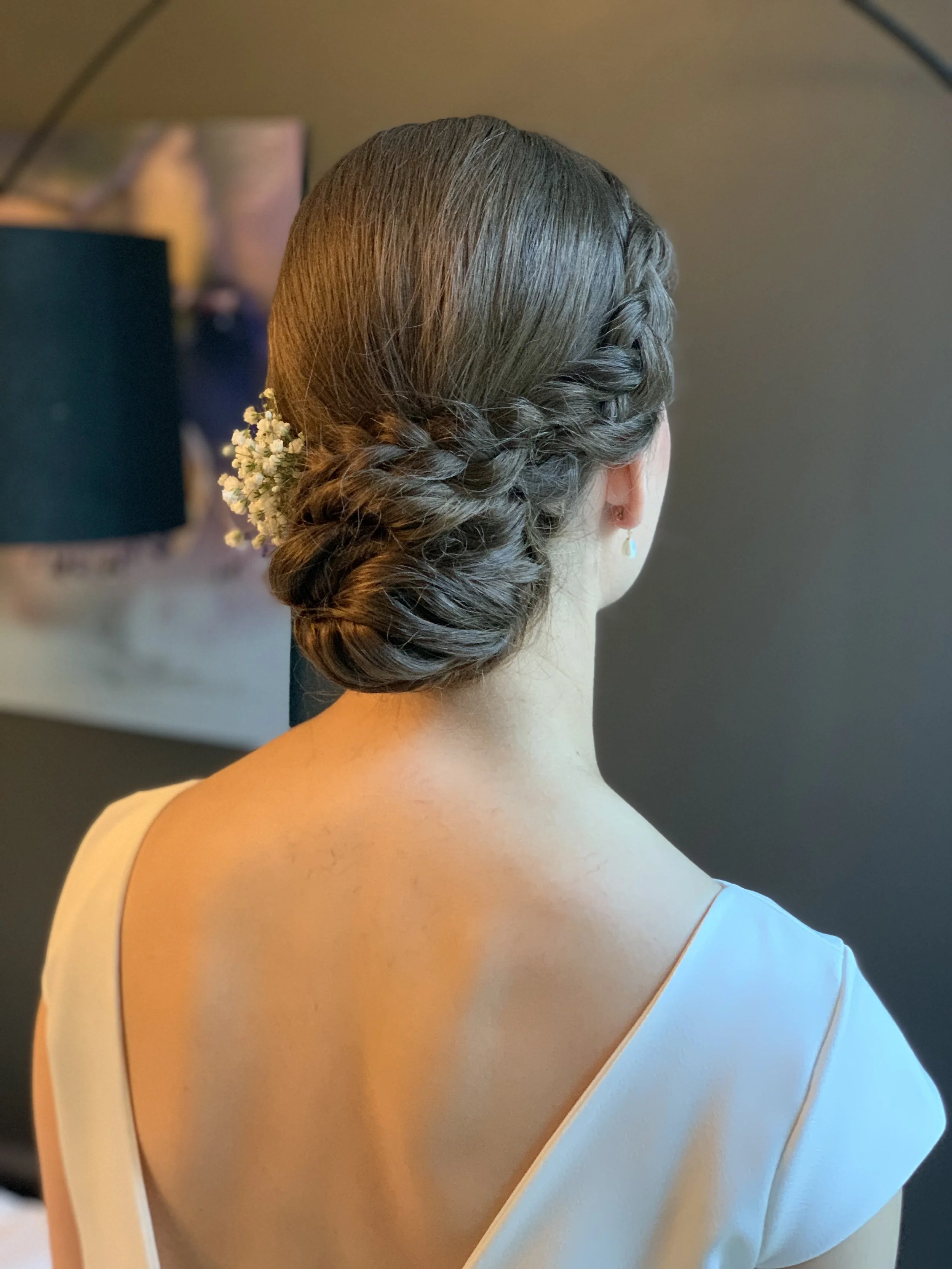 Tyylikäs hääkampaus jossa lettejä kuvattuna takaapäin