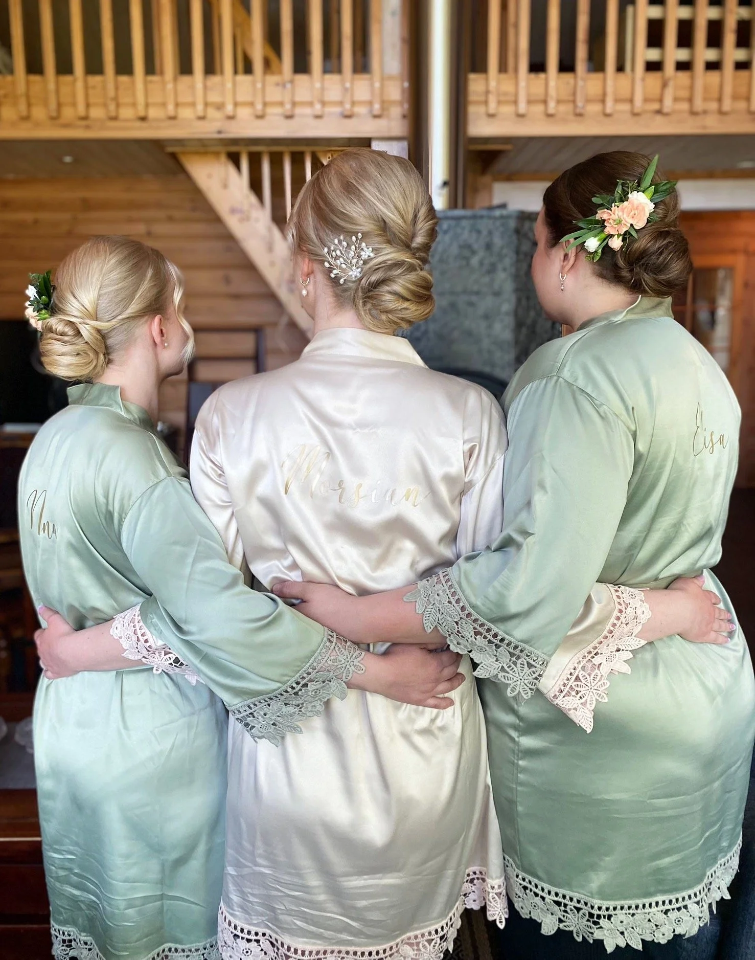 Morsiamen ja kaasojen hääkampaukset kuvattuna takaapäin juhlapaikalla